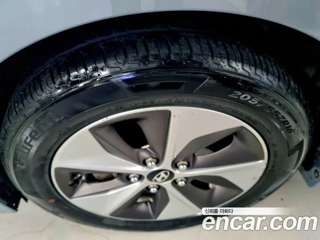 Hyundai Ioniq Electric 2016 — 4