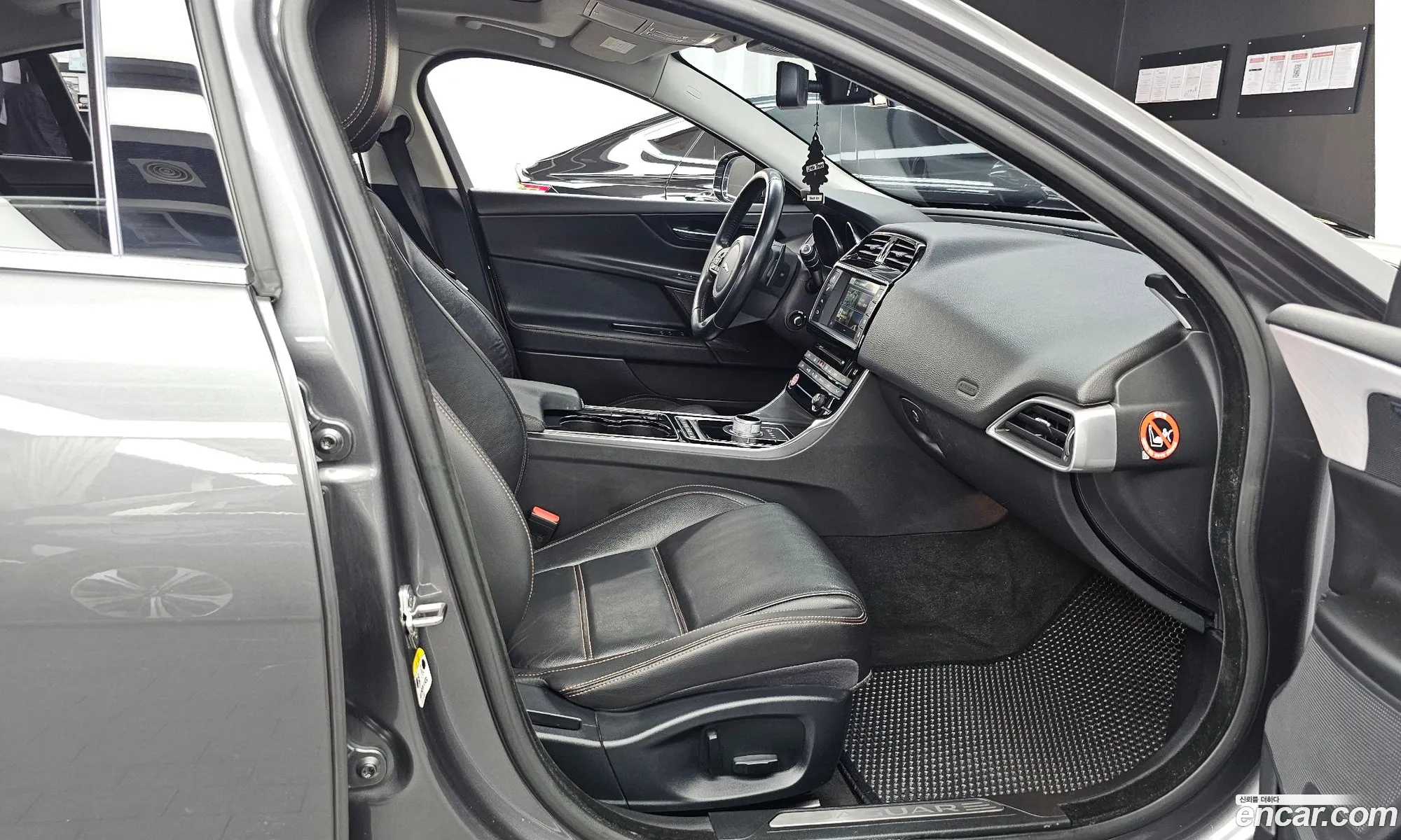 Jaguar XE 2015 — 15