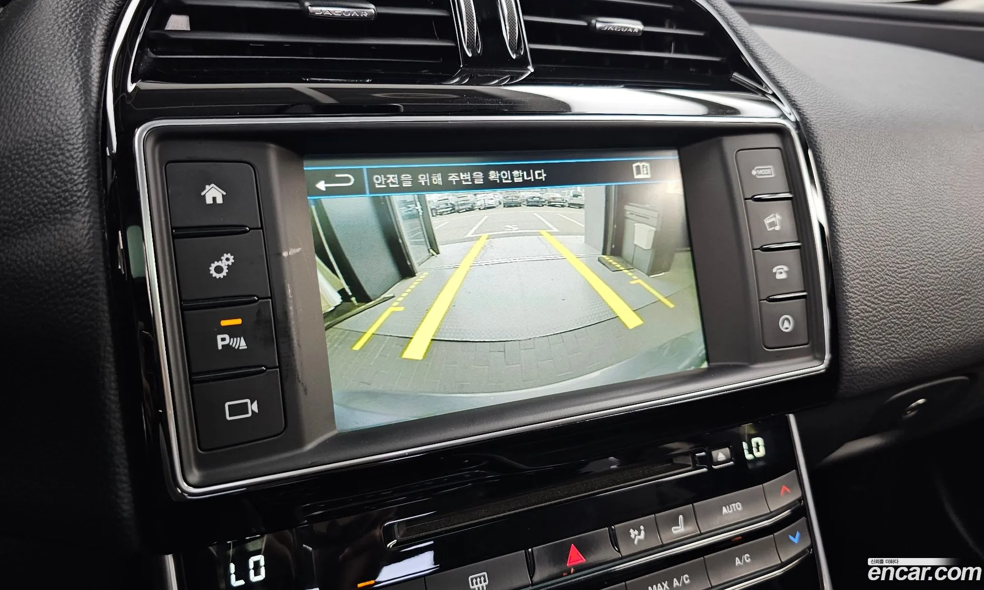 Jaguar XE 2015 — 14