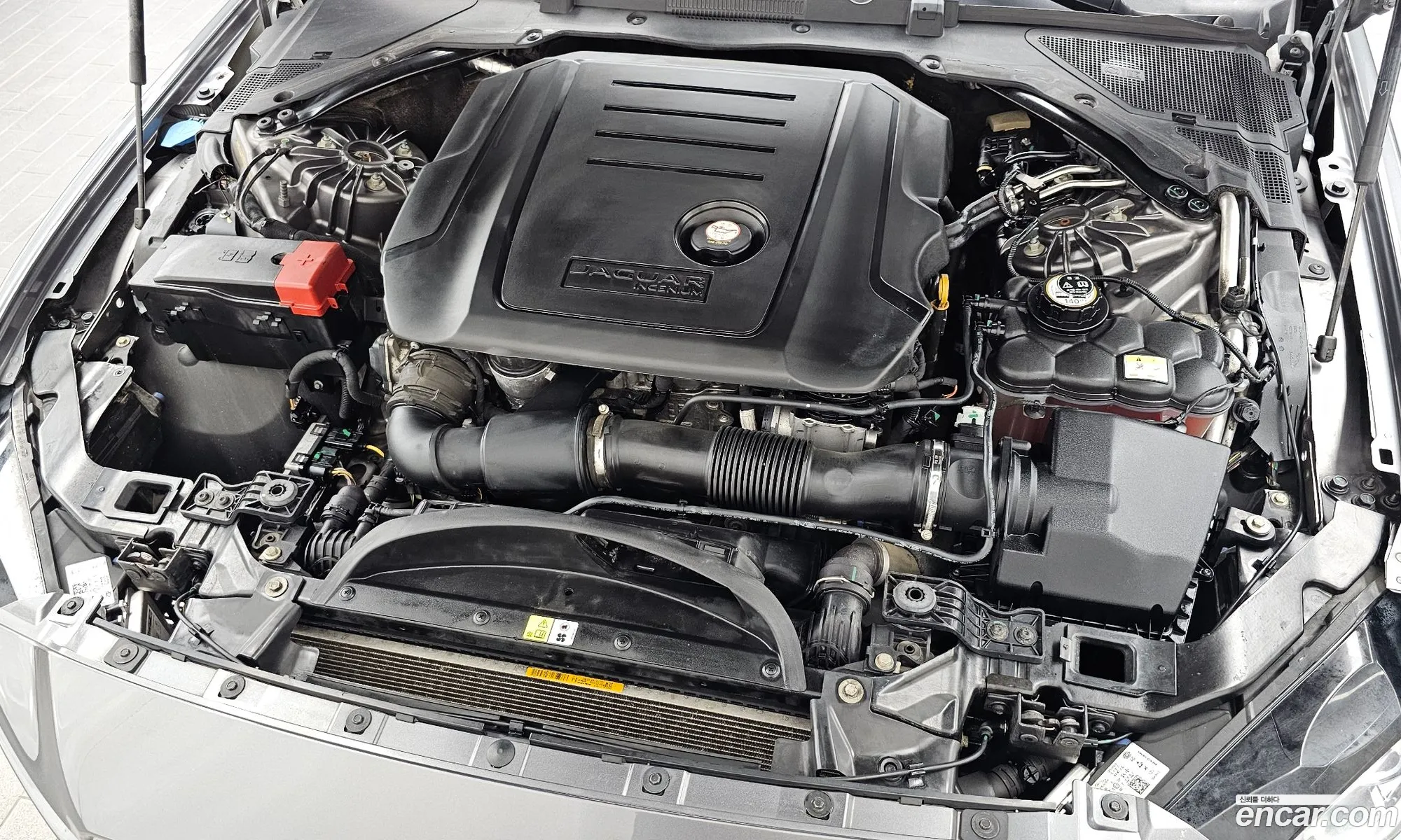 Jaguar XE 2015 — 12