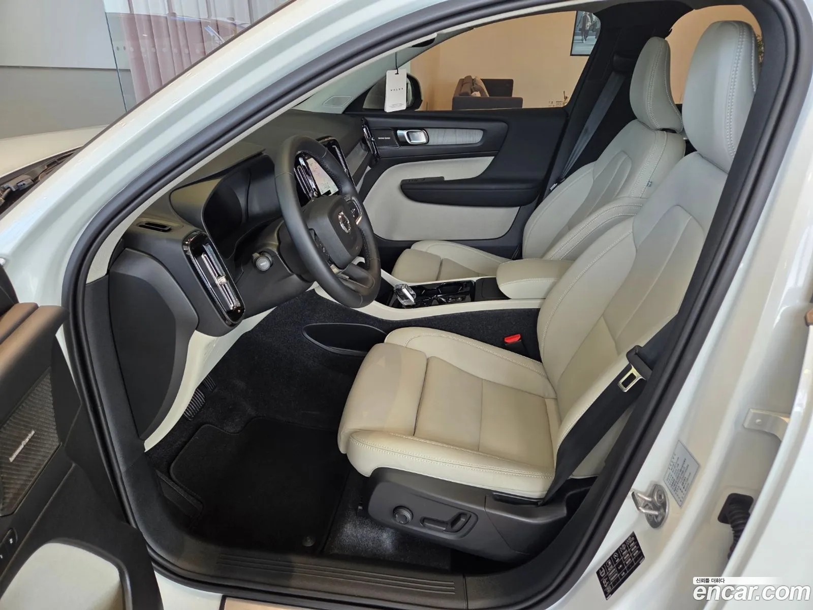 Volvo XC40 2025 — 2