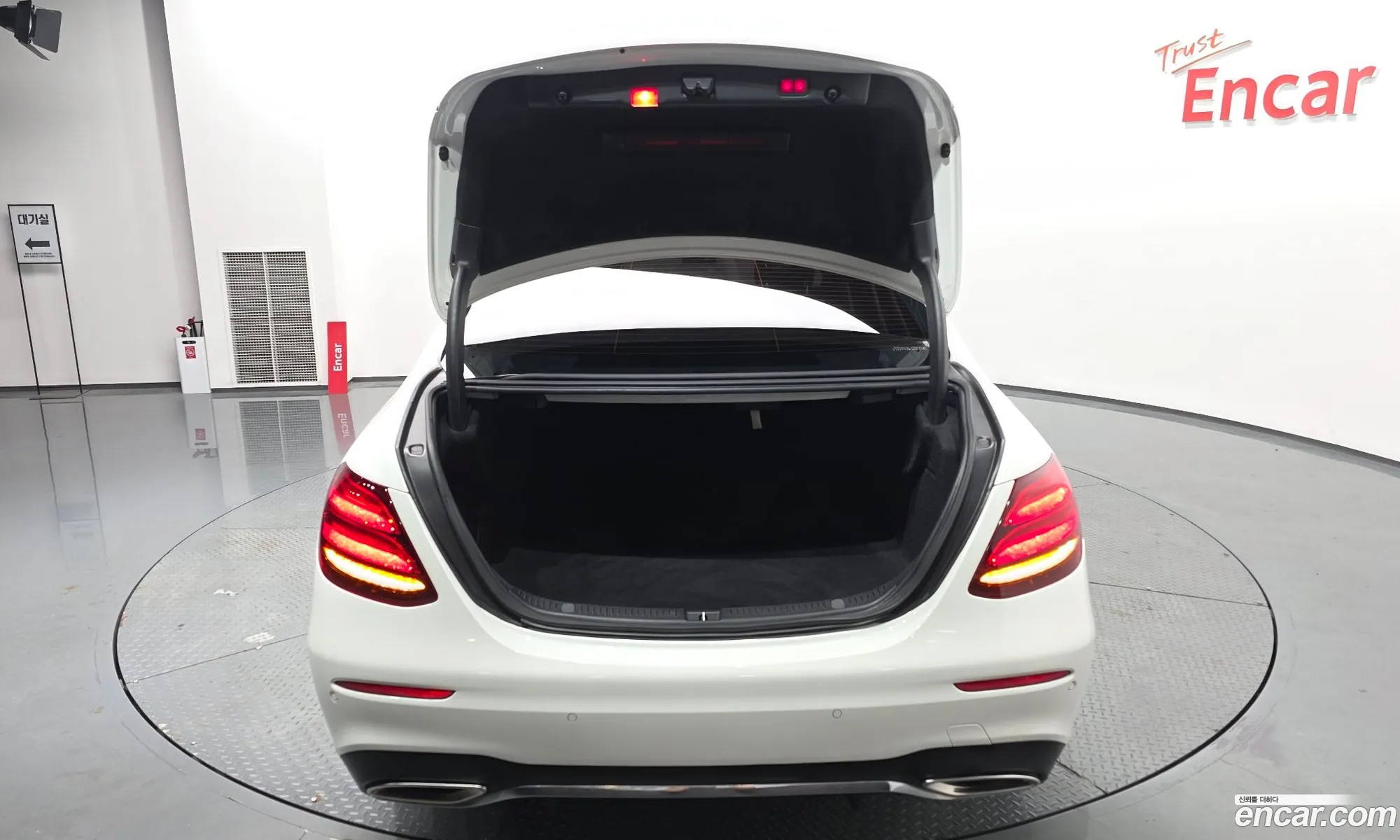 Mercedes-Benz E-Class W213 2017 — 12