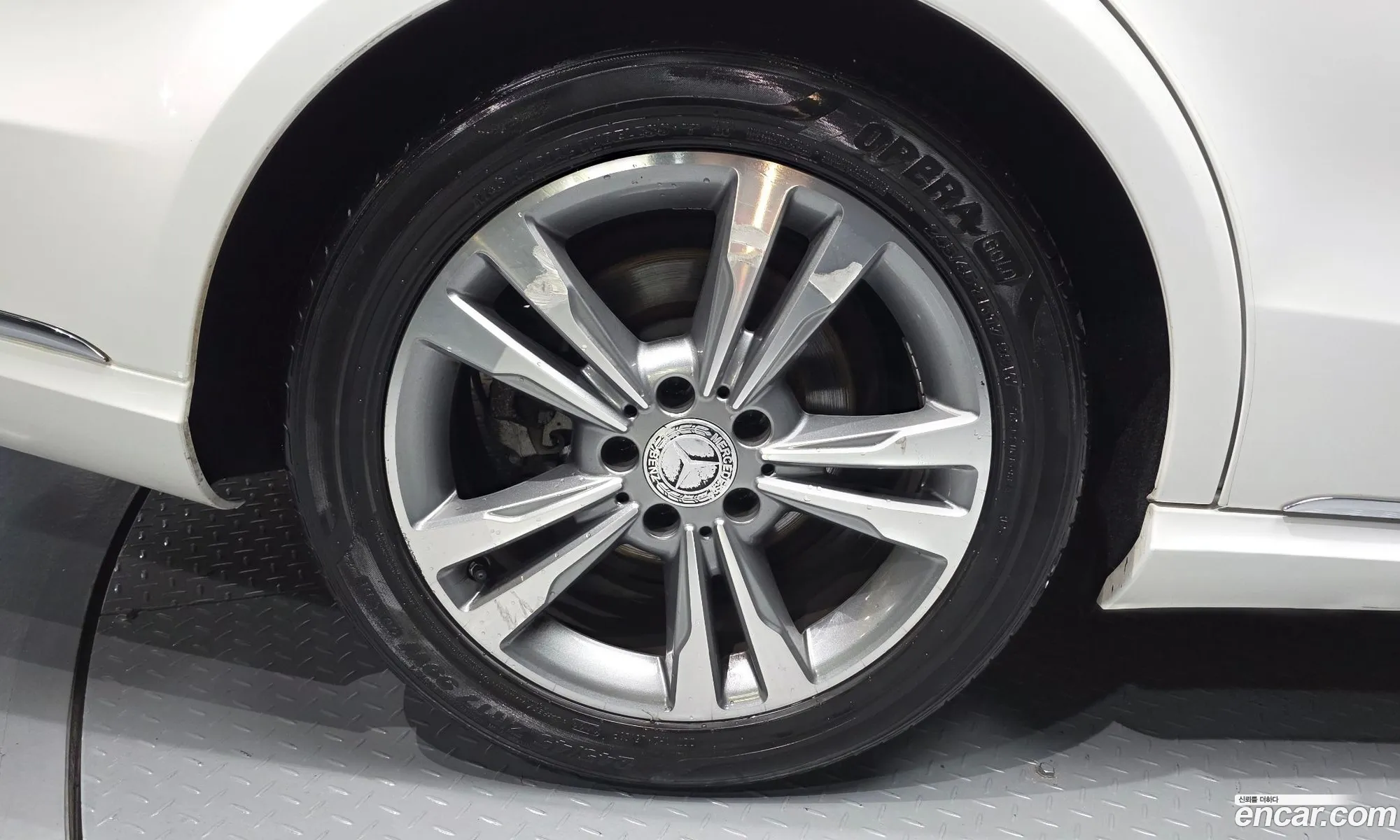 Mercedes-Benz E-Class W212 2013 WDDHF8CB5EA882593 — 17