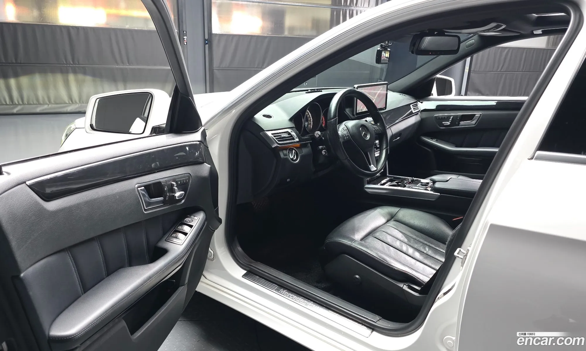 Mercedes-Benz E-Class W212 2013 WDDHF8CB5EA882593 — 18