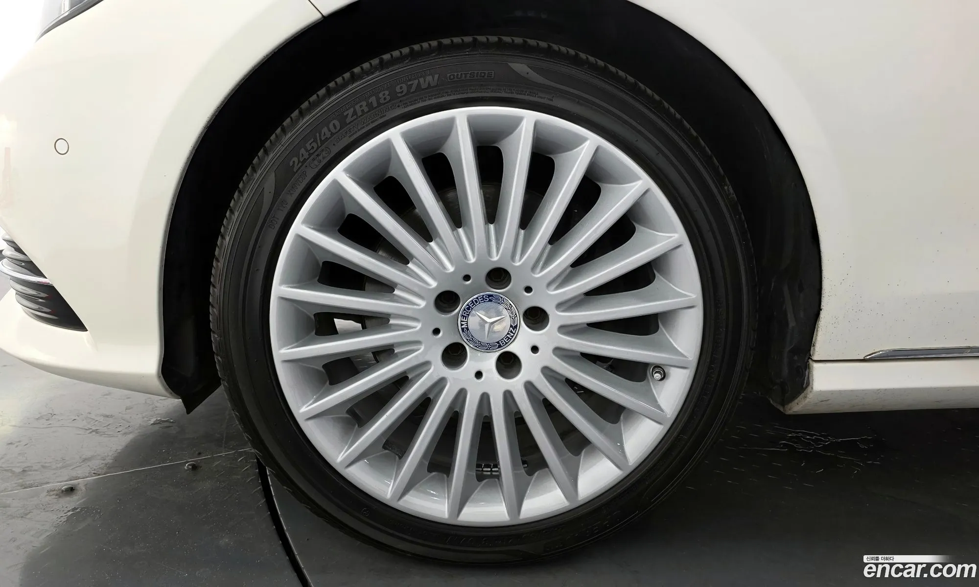 Mercedes-Benz E-Class W212 2015 WDDHF5FB8FB141537 — 17