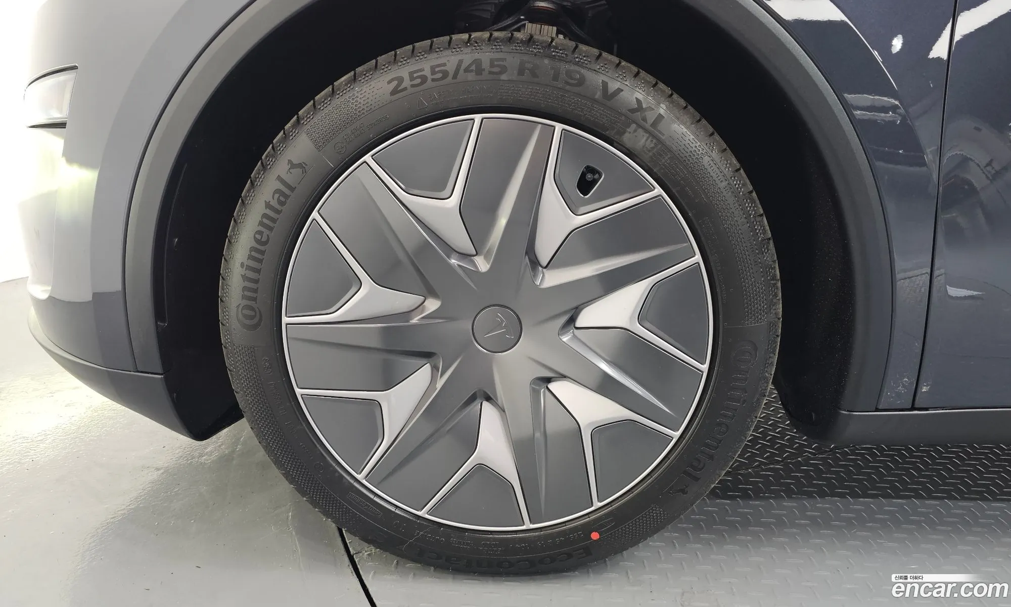 Tesla Model Y 2026 LRWYGCEK9TC682855 — 30