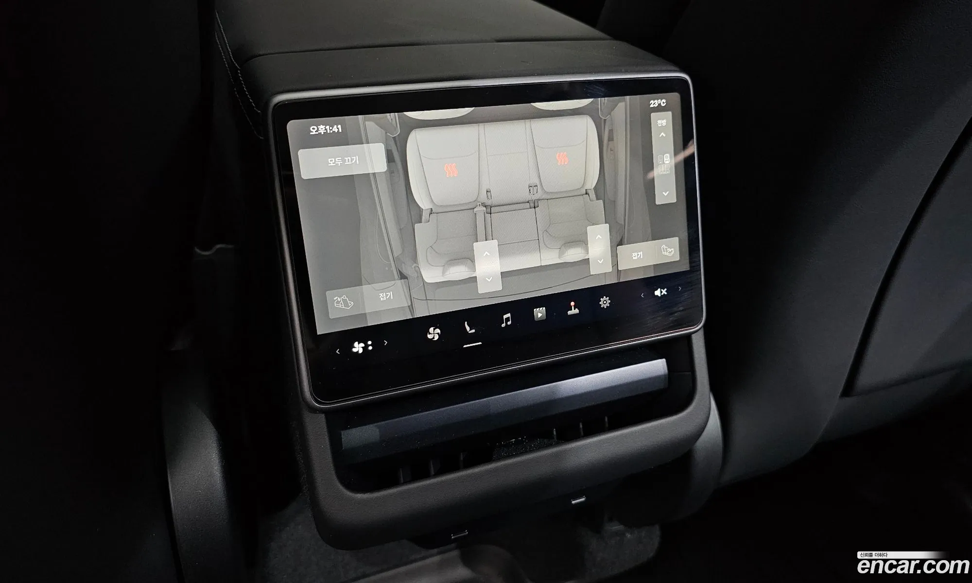 Tesla Model Y 2025 LRWYGCFJXSC053450 — 32