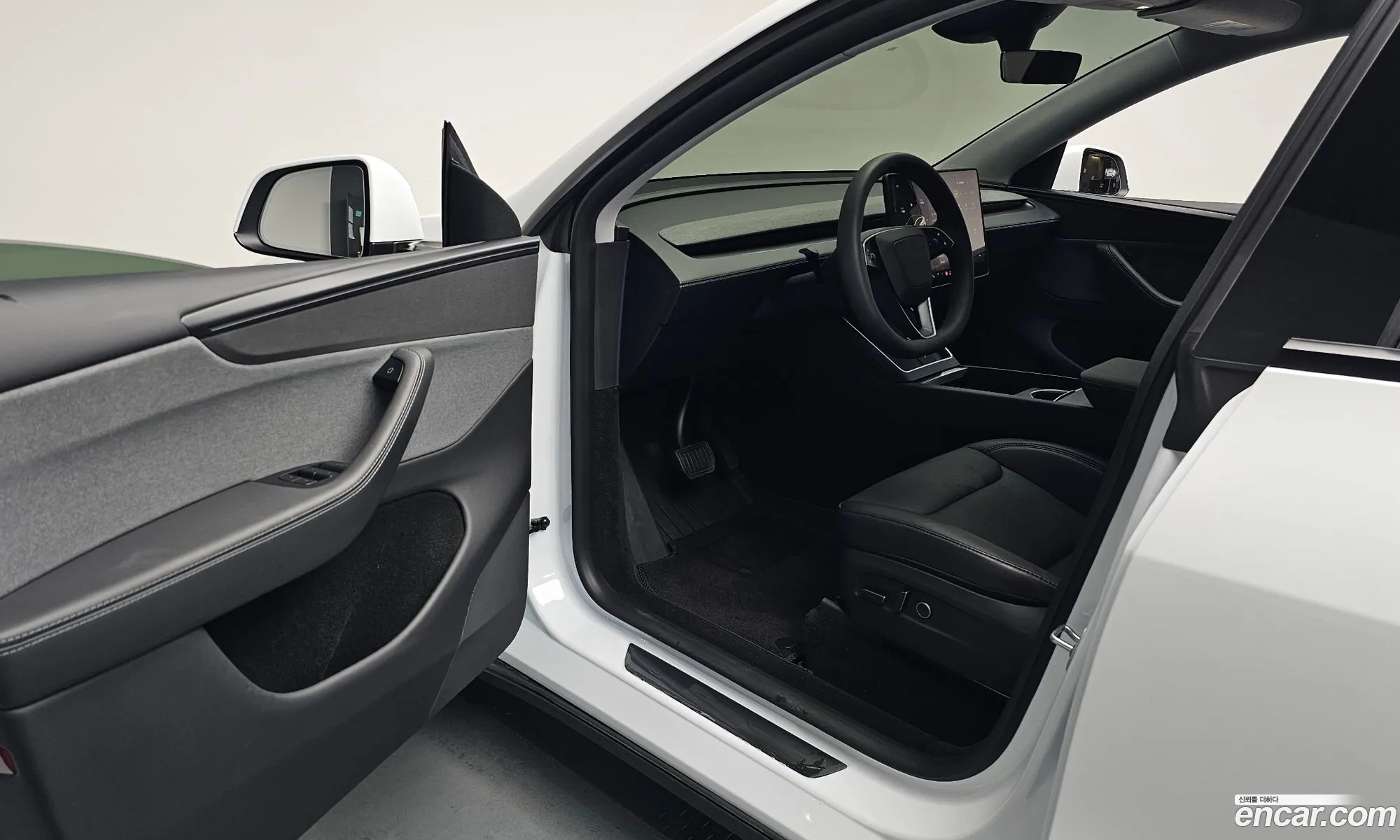 Tesla Model Y 2025 LRWYGCFJXSC053450 — 26