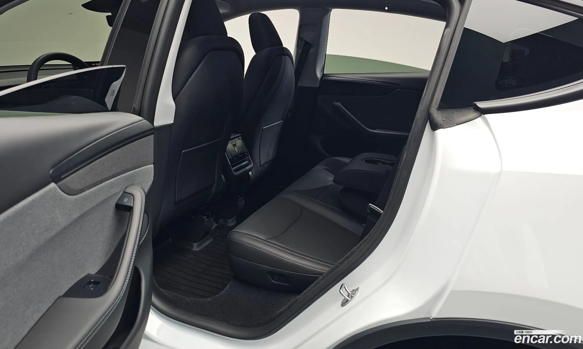 Tesla Model Y 2025 LRWYGCFJXSC053450 — 11