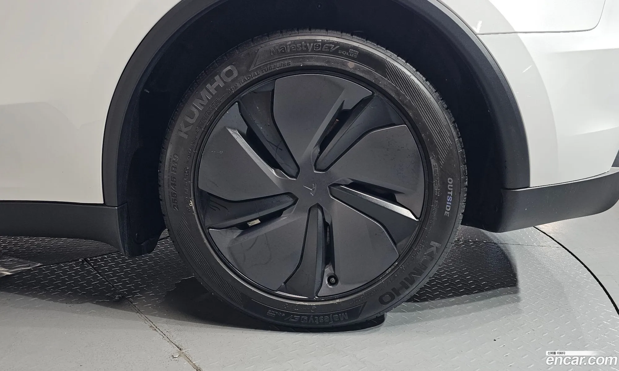 Tesla Model Y 2025 LRWYGCFJXSC053450 — 5