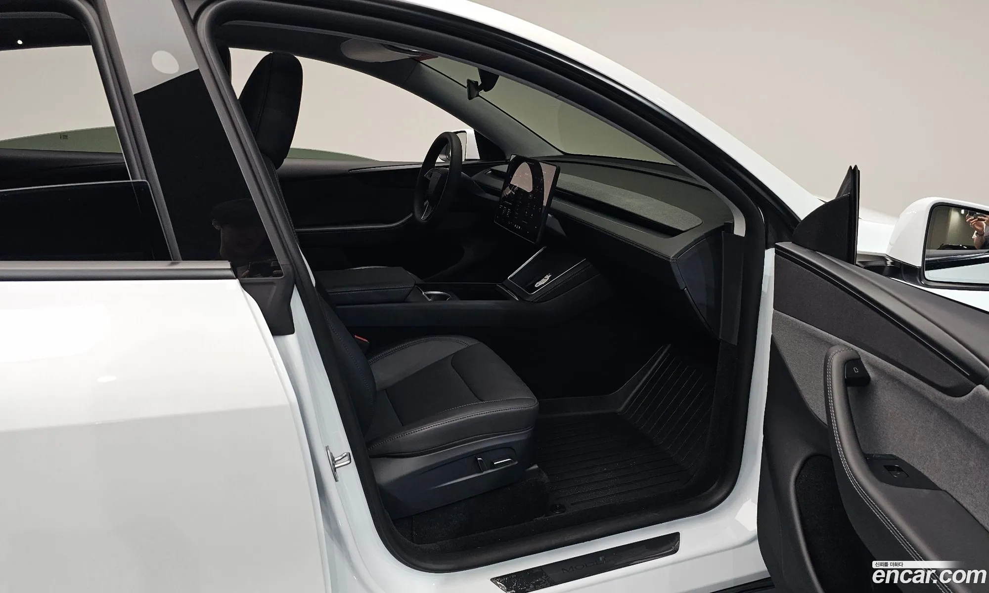 Tesla Model Y 2025 LRWYGCFJXSC053450 — 9