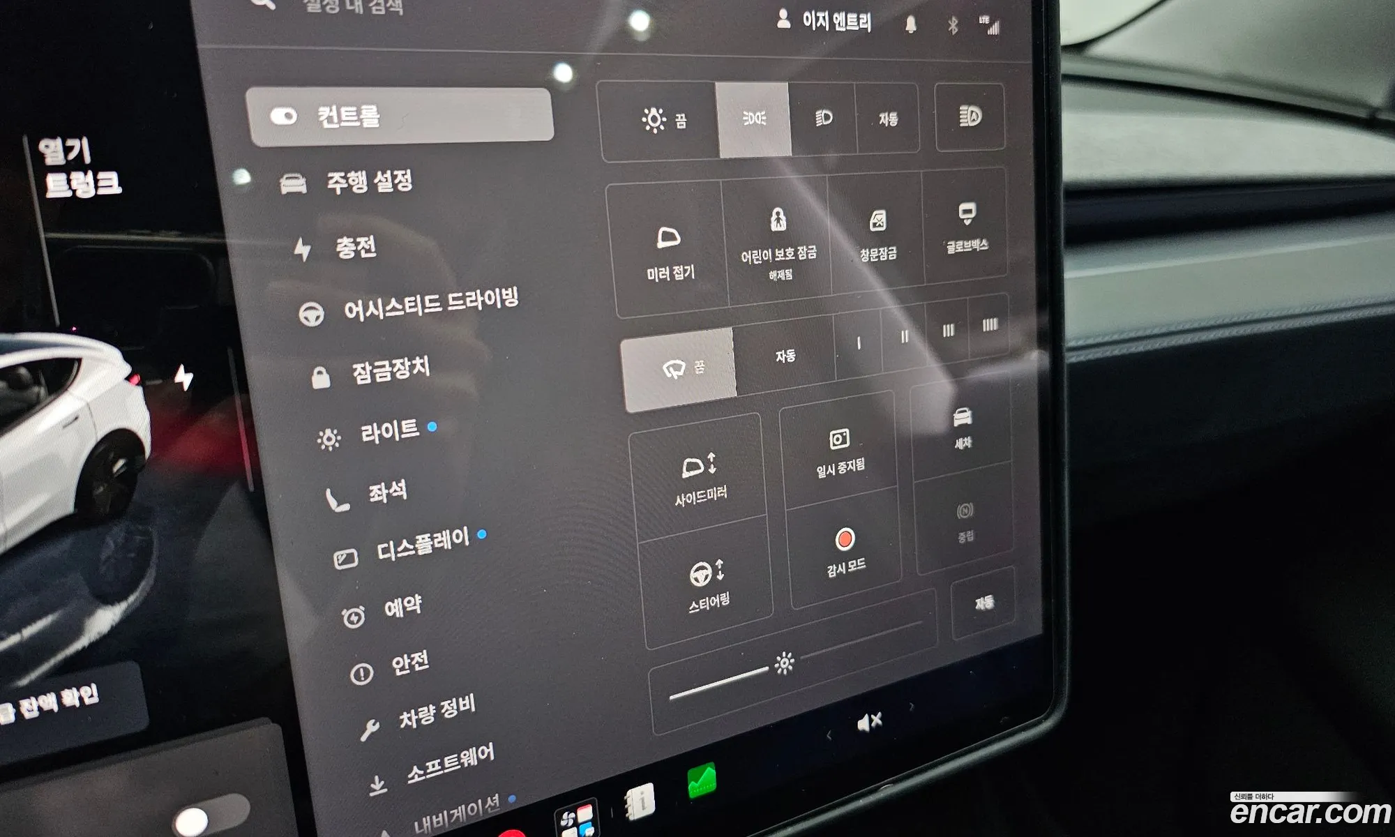 Tesla Model Y 2025 LRWYGCFJXSC053450 — 12