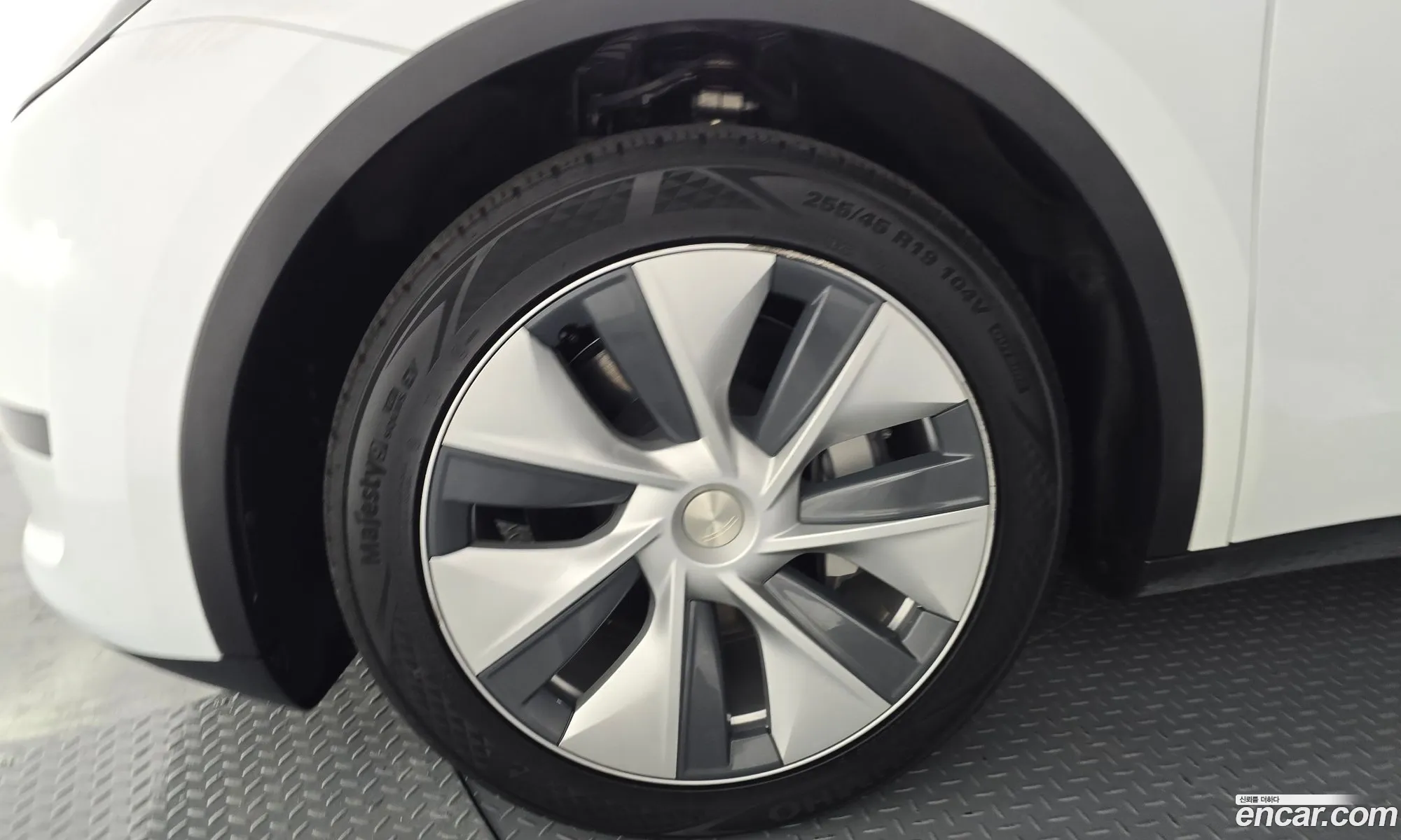 Tesla Model Y 2024 — 3