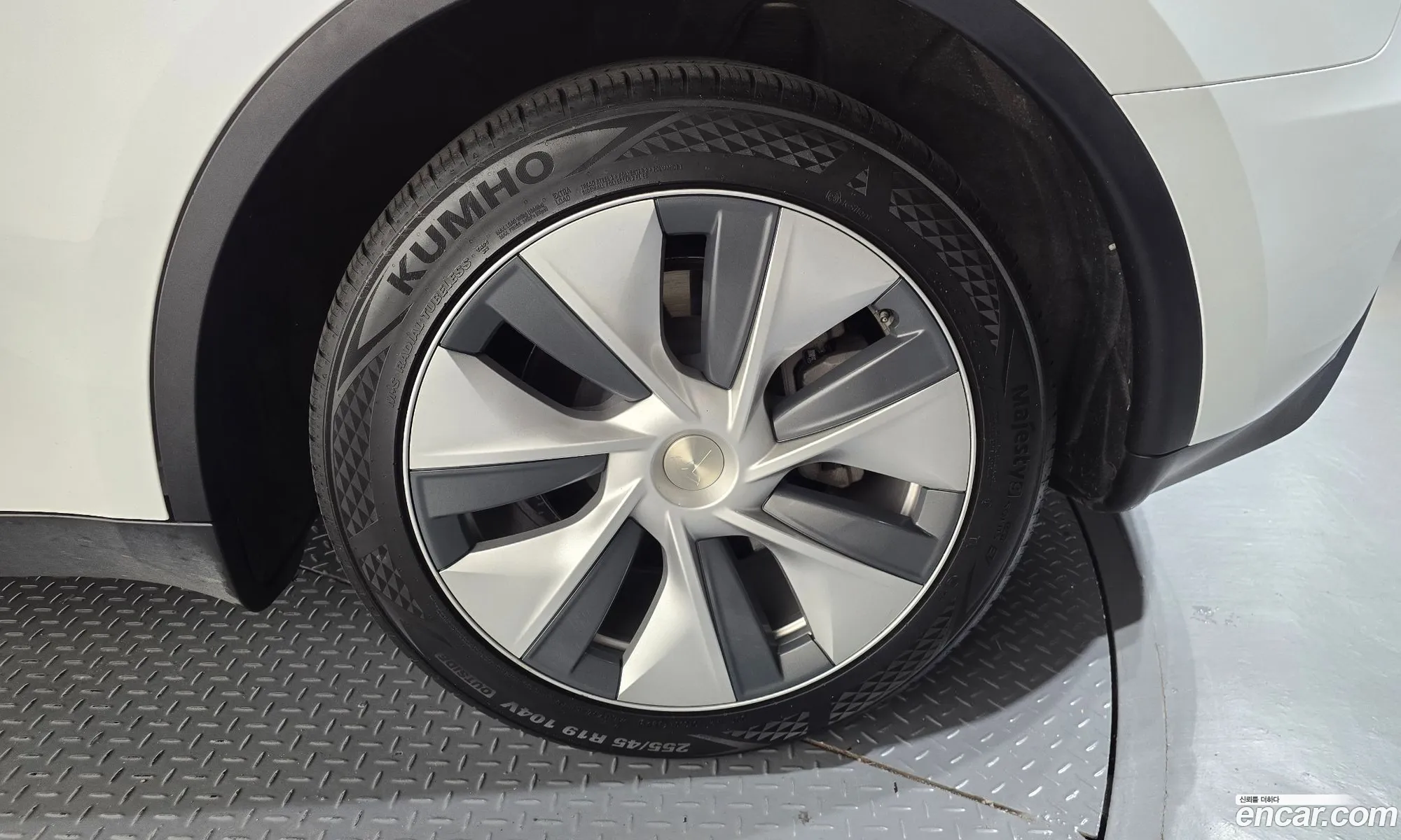 Tesla Model Y 2024 — 26