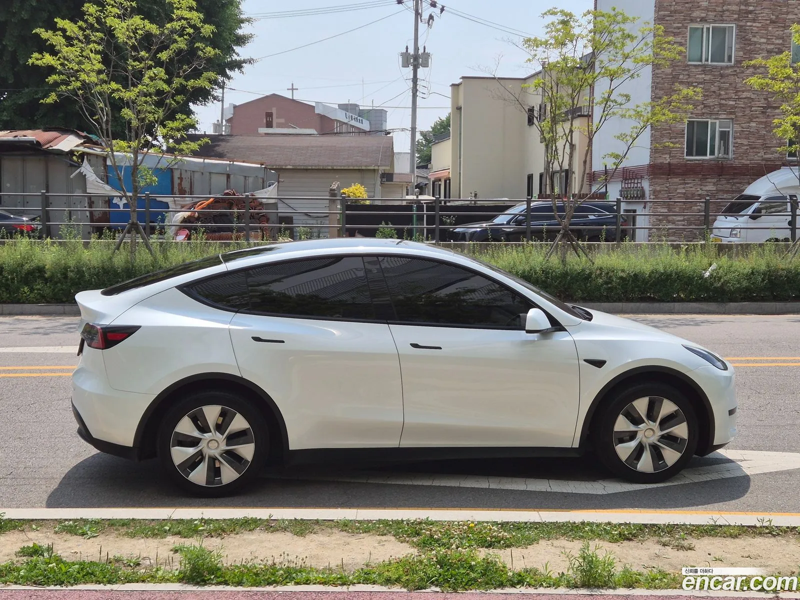 Tesla Model Y 2024 — 24