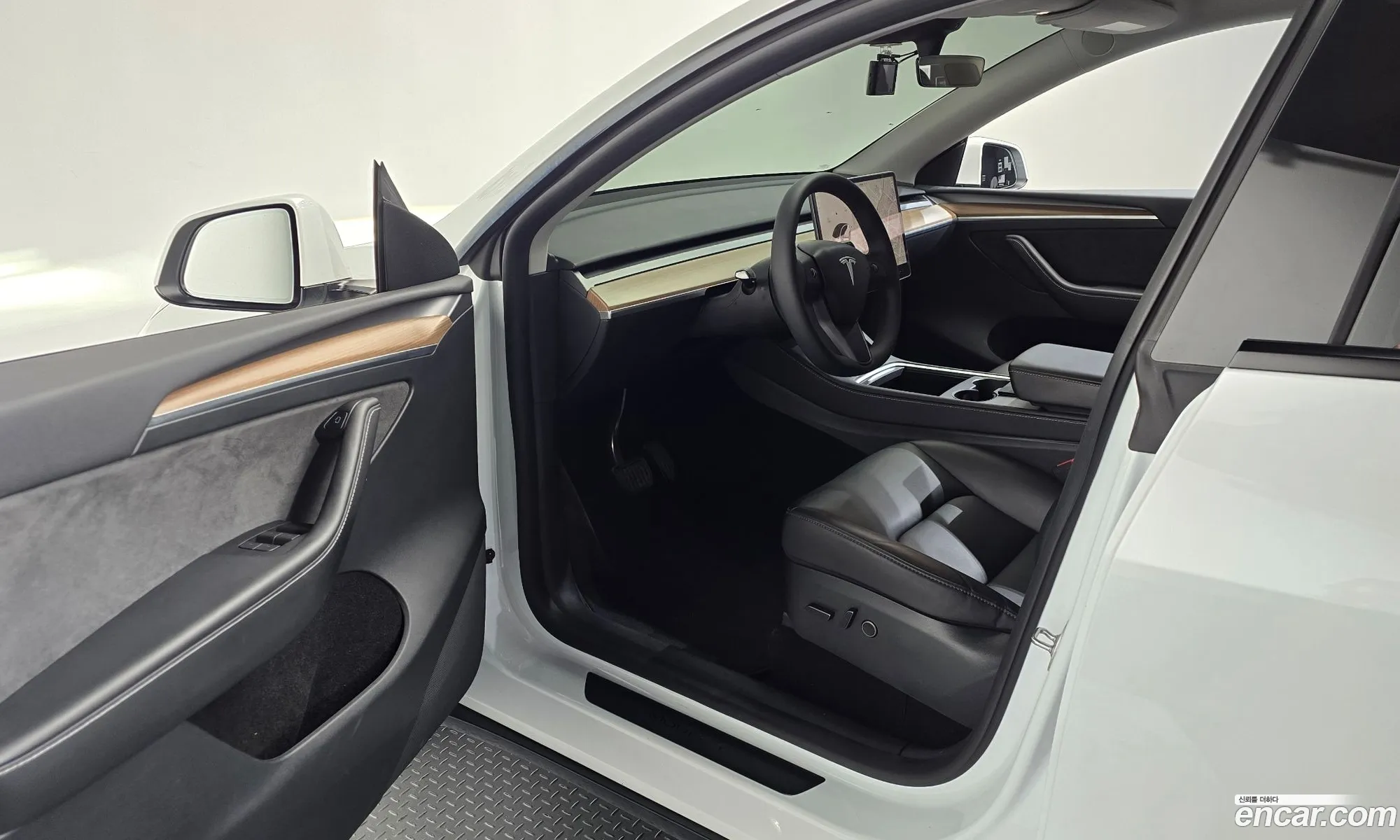 Tesla Model Y 2024 — 30