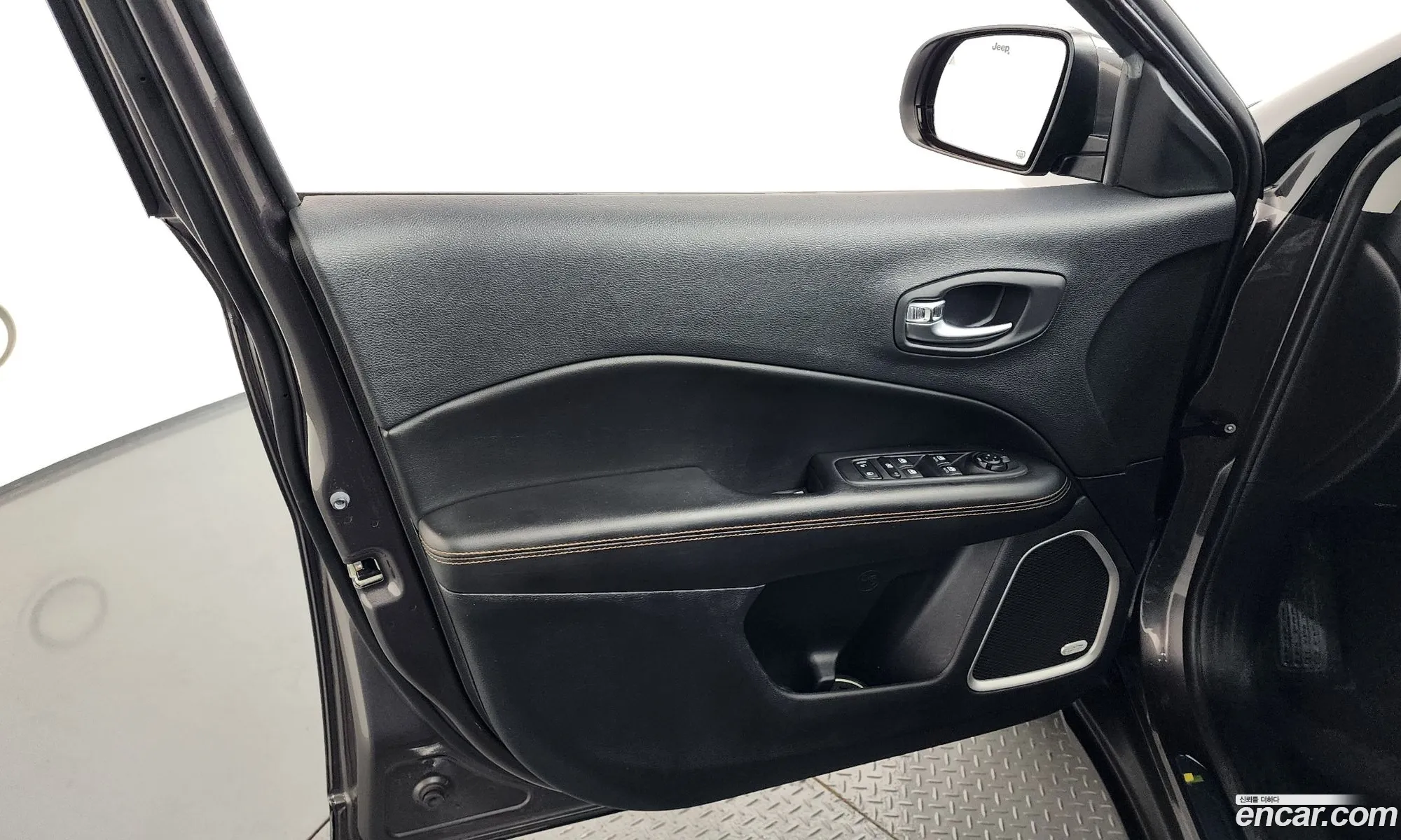 Jeep Compass 2019 3C4NJDCB1KT598371 — 4