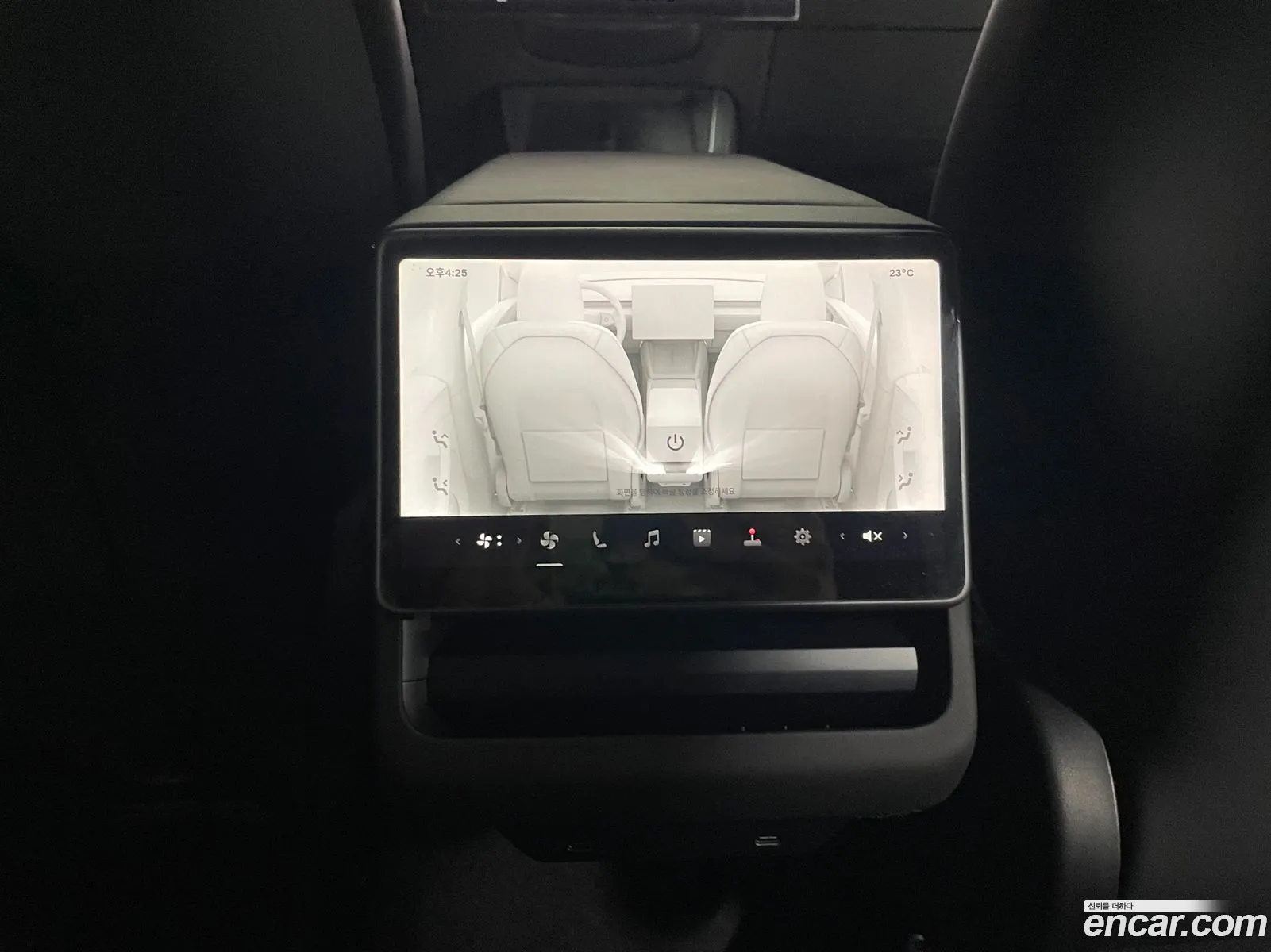 Tesla Model Y 2026 — 17