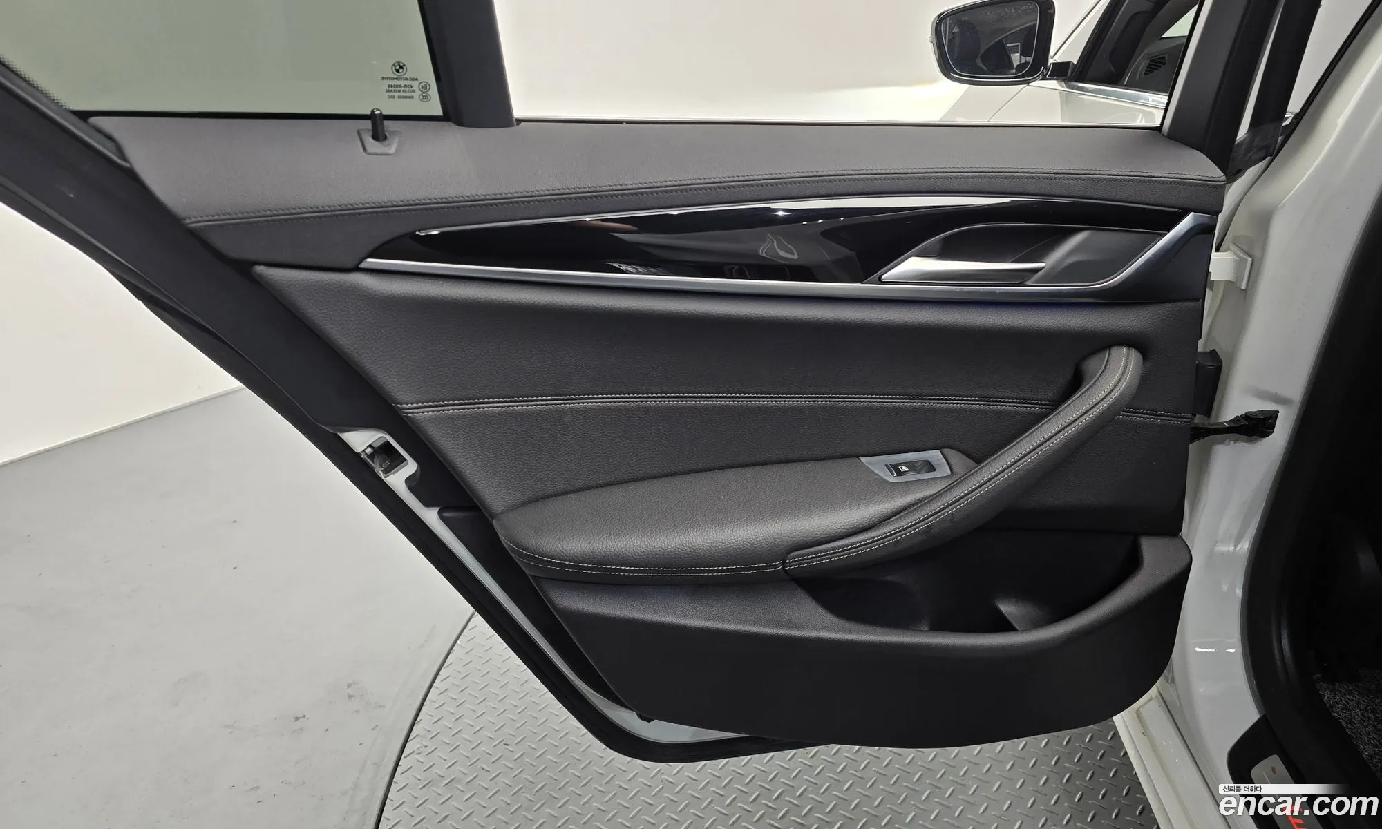 BMW 5 Series 2018 WBAJK7108JBP72299 — 31