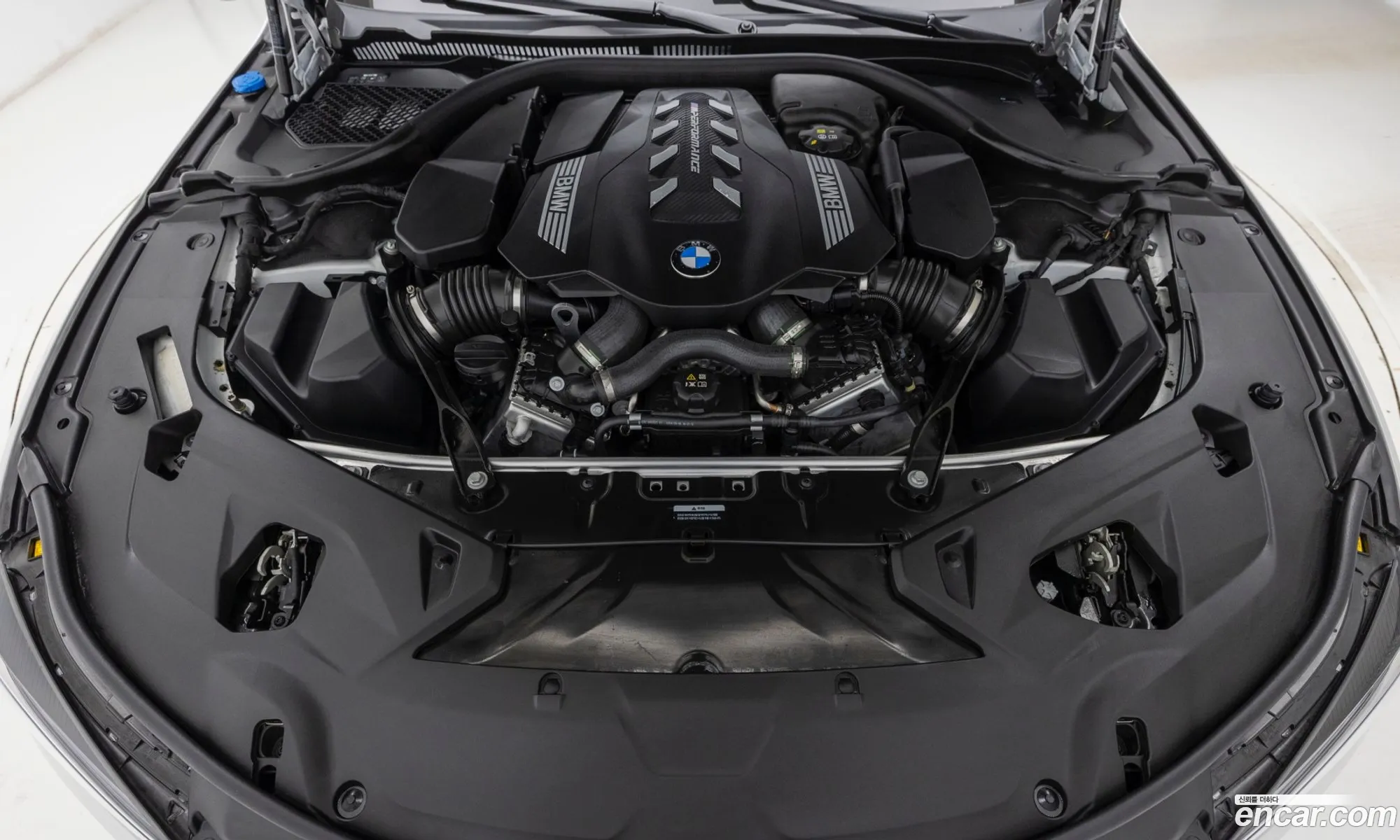 BMW 8 Series 2025 — 11