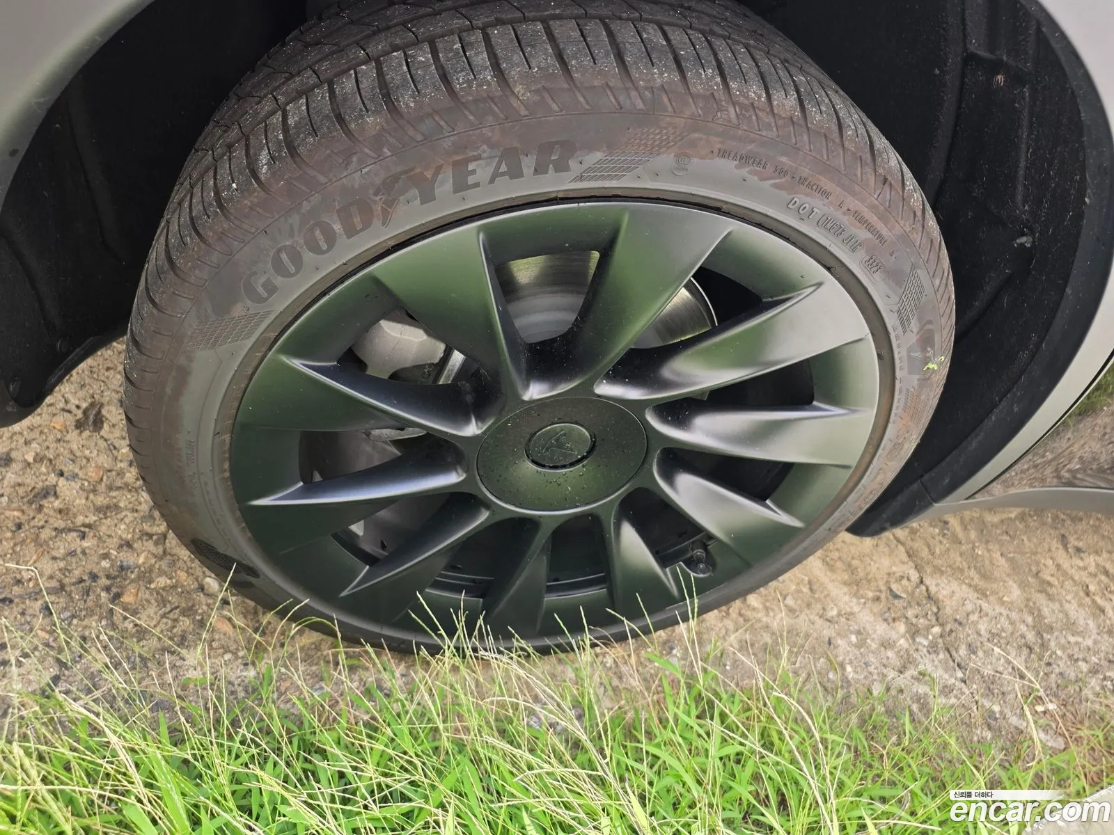 Tesla Model Y 2024 — 2