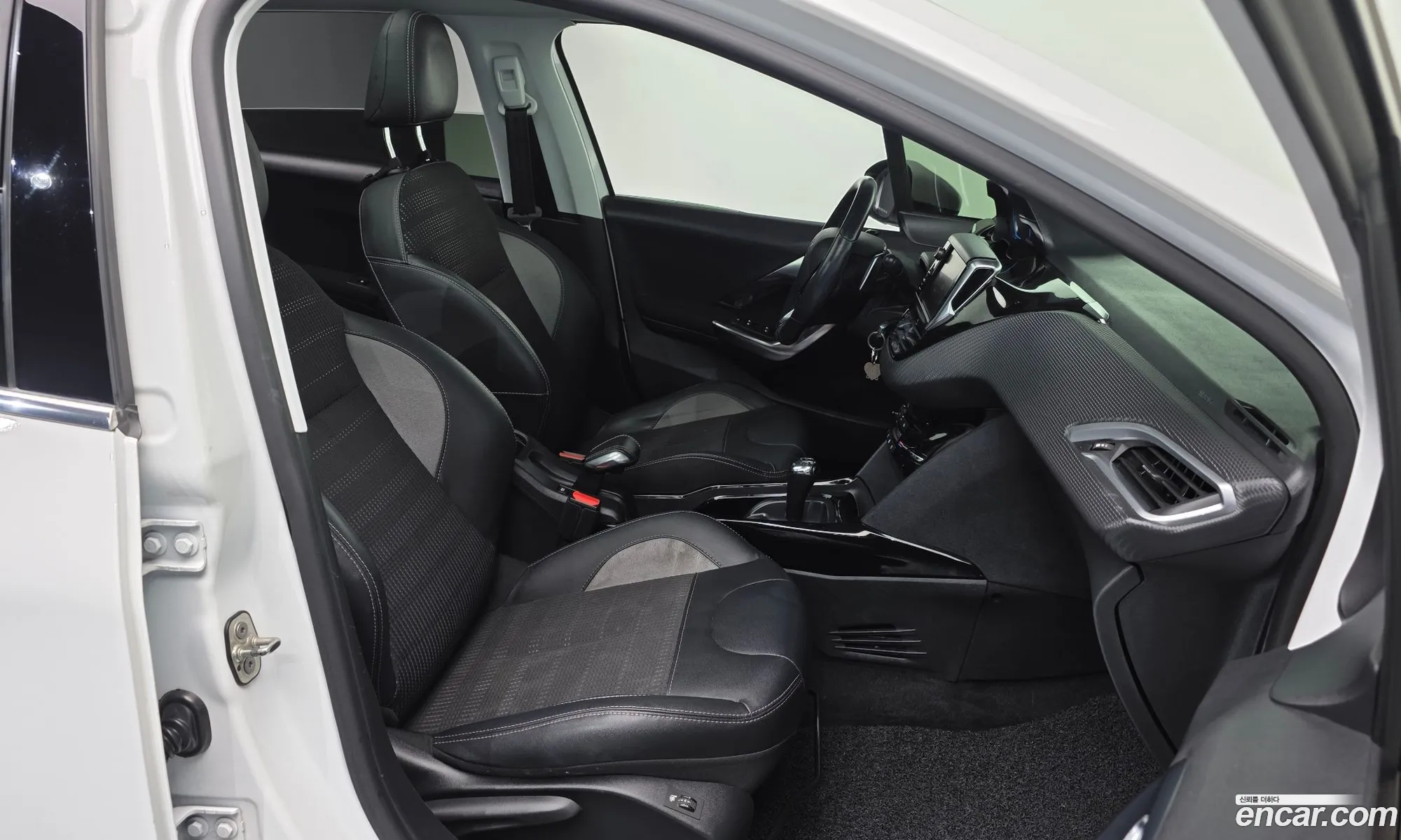Peugeot 2008 2017 VF3CUBHYMHY002953 — 29