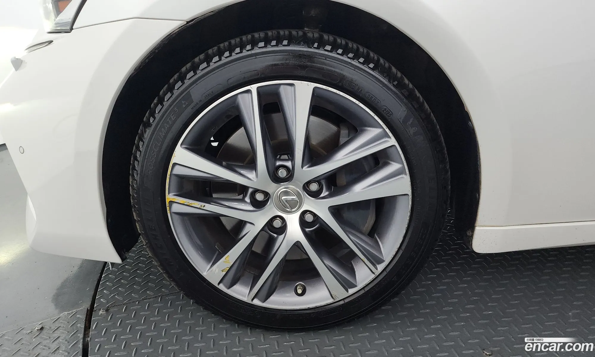 Lexus IS200t 2017 JTHBA5D24H5044949 — 5