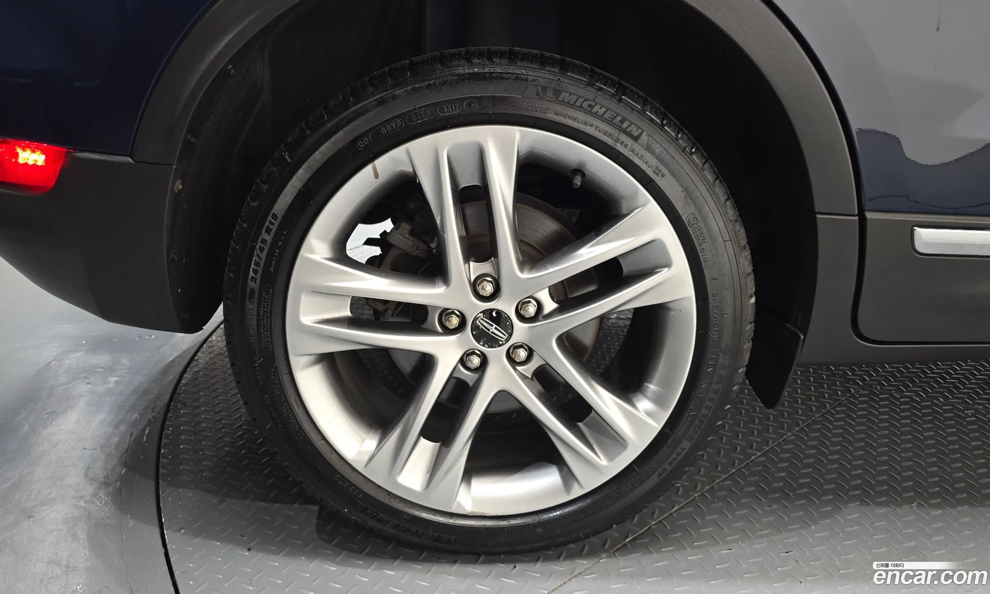 Lincoln MKC 2018 5LMCJ3D90JUL09586 — 12