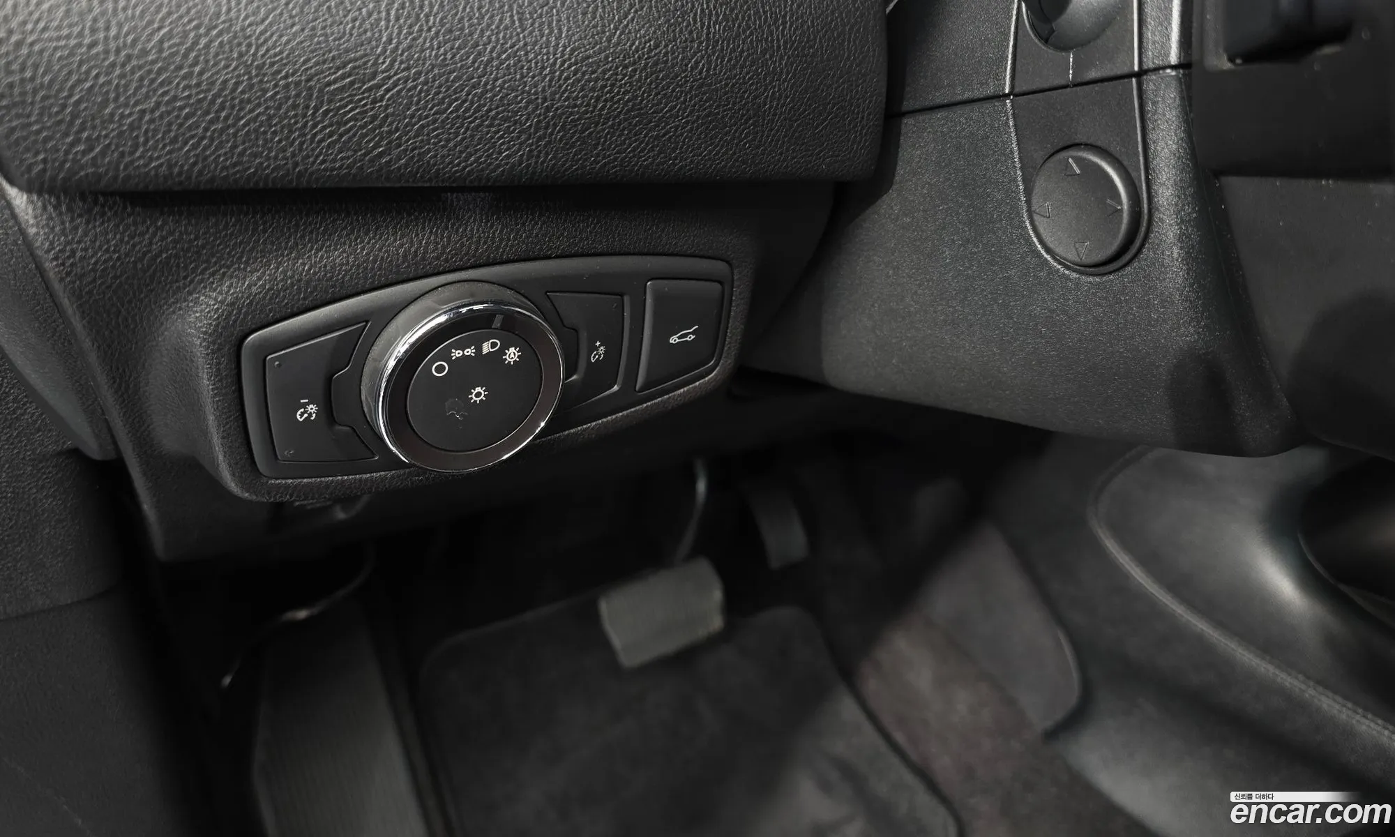 Lincoln MKC 2018 5LMCJ3D90JUL09586 — 11
