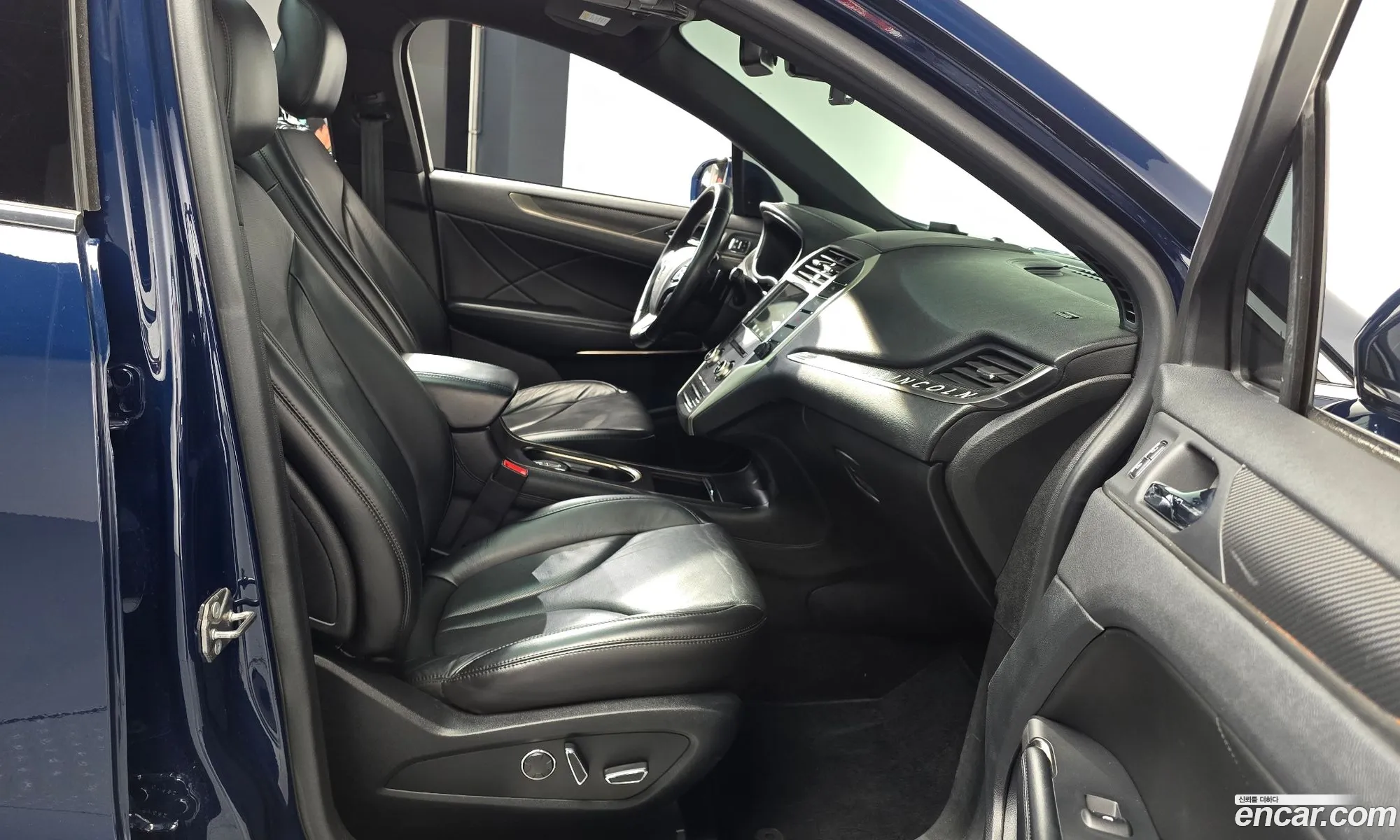 Lincoln MKC 2018 5LMCJ3D90JUL09586 — 8