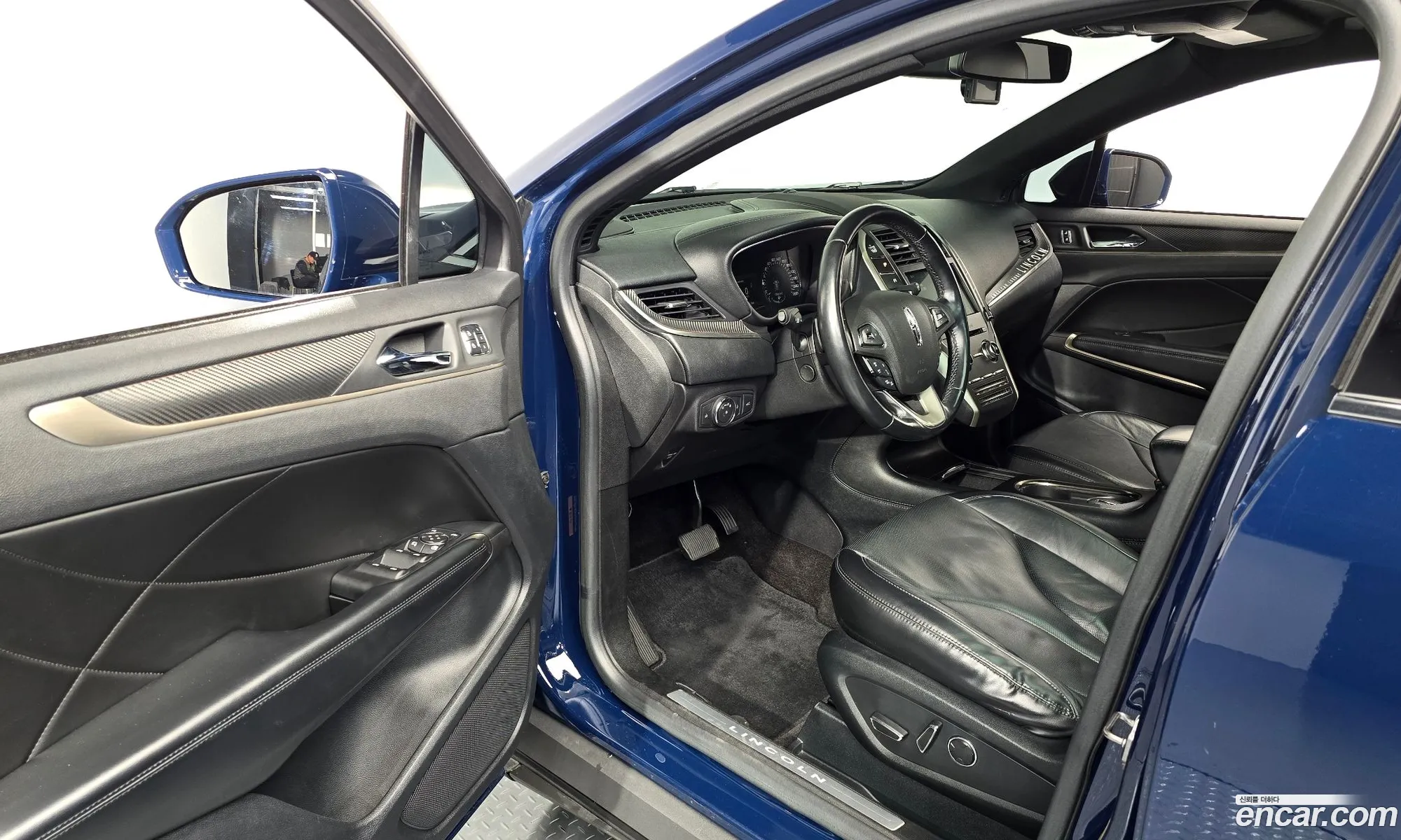 Lincoln MKC 2018 5LMCJ3D90JUL09586 — 28