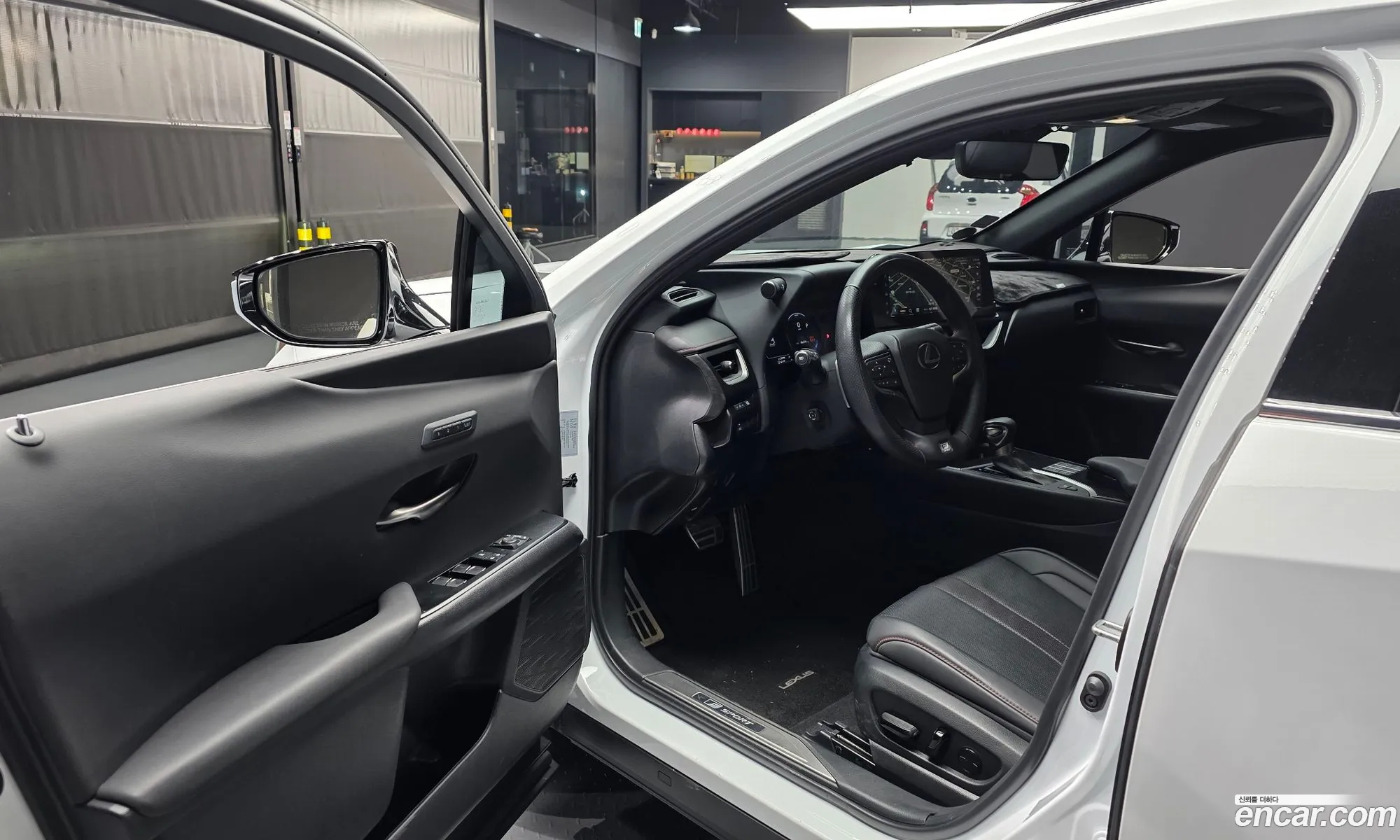 Lexus UX250h 2023 — 17