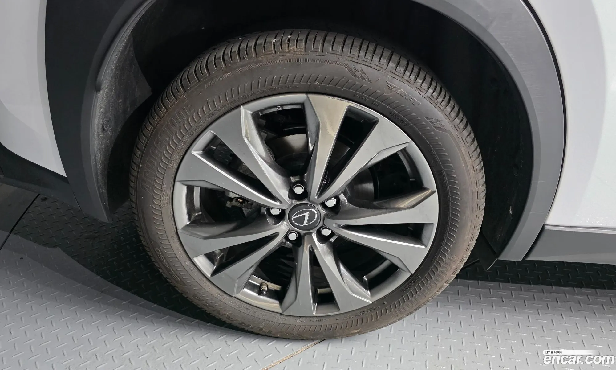 Lexus UX250h 2023 — 11