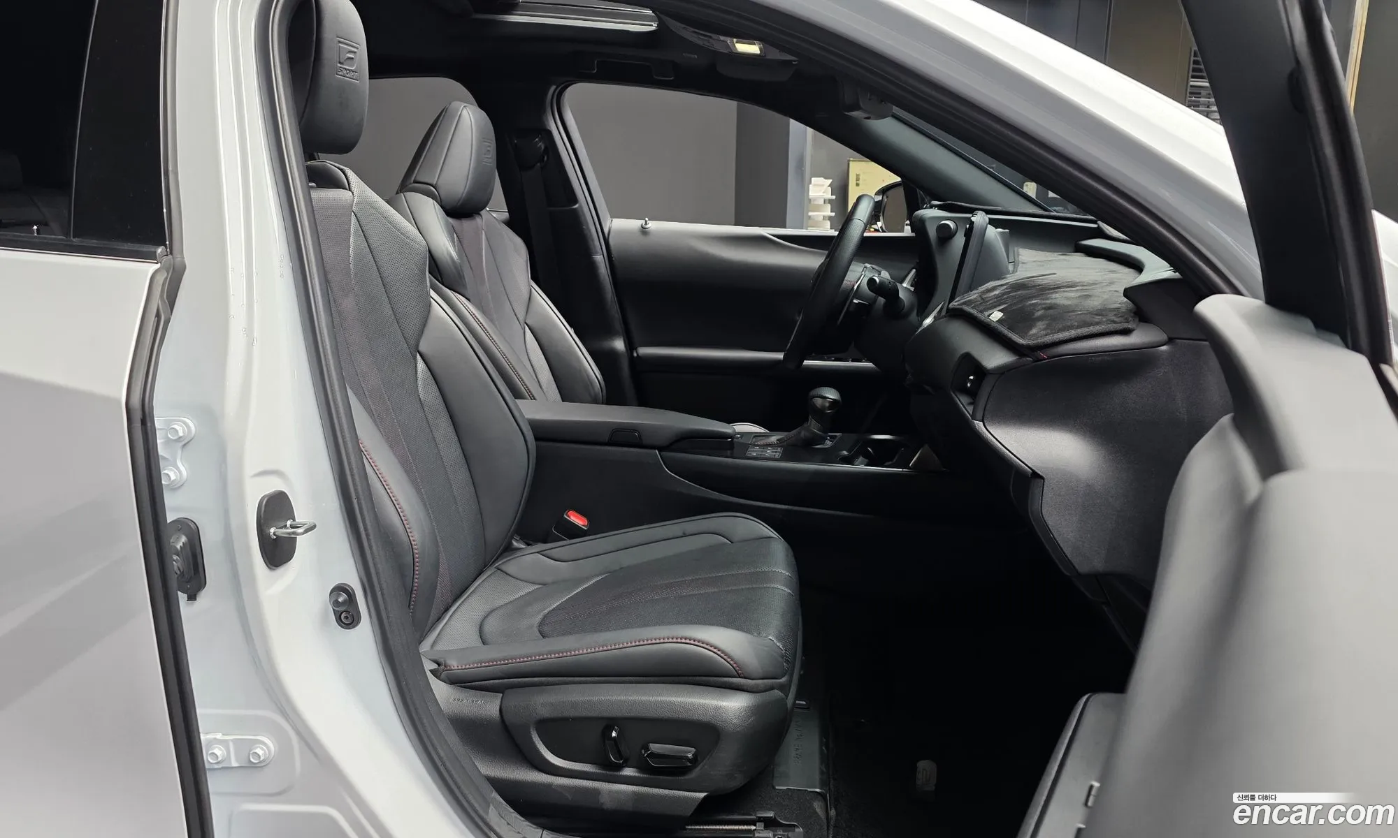Lexus UX250h 2023 — 3
