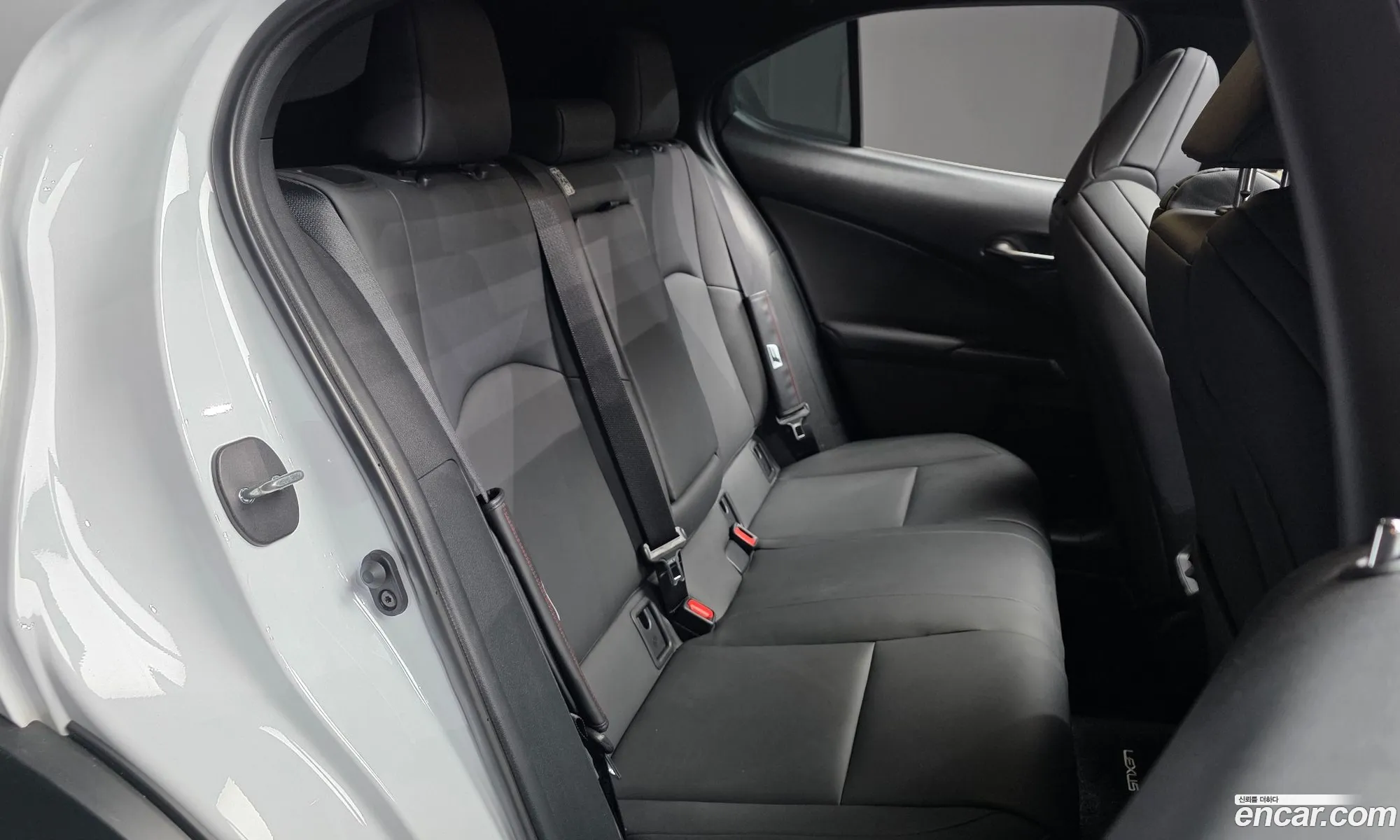 Lexus UX250h 2023 — 18