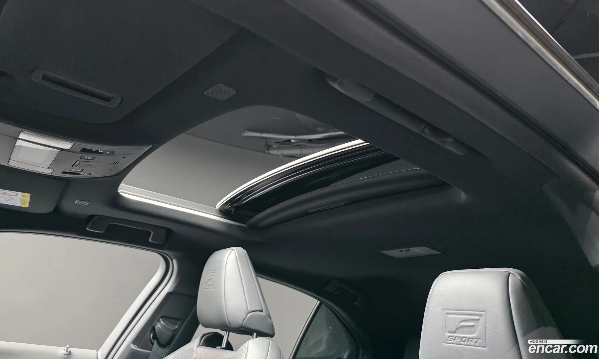 Lexus UX250h 2023 — 16