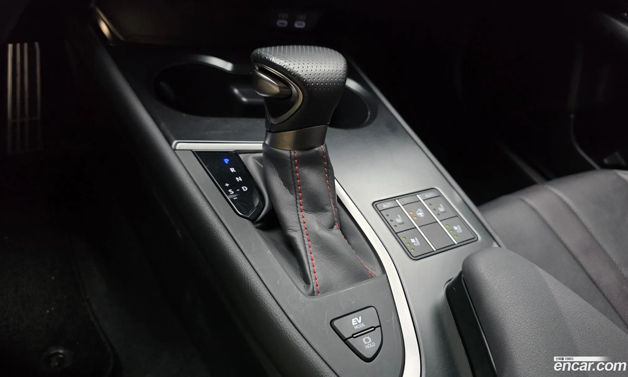 Lexus UX250h 2023 — 5