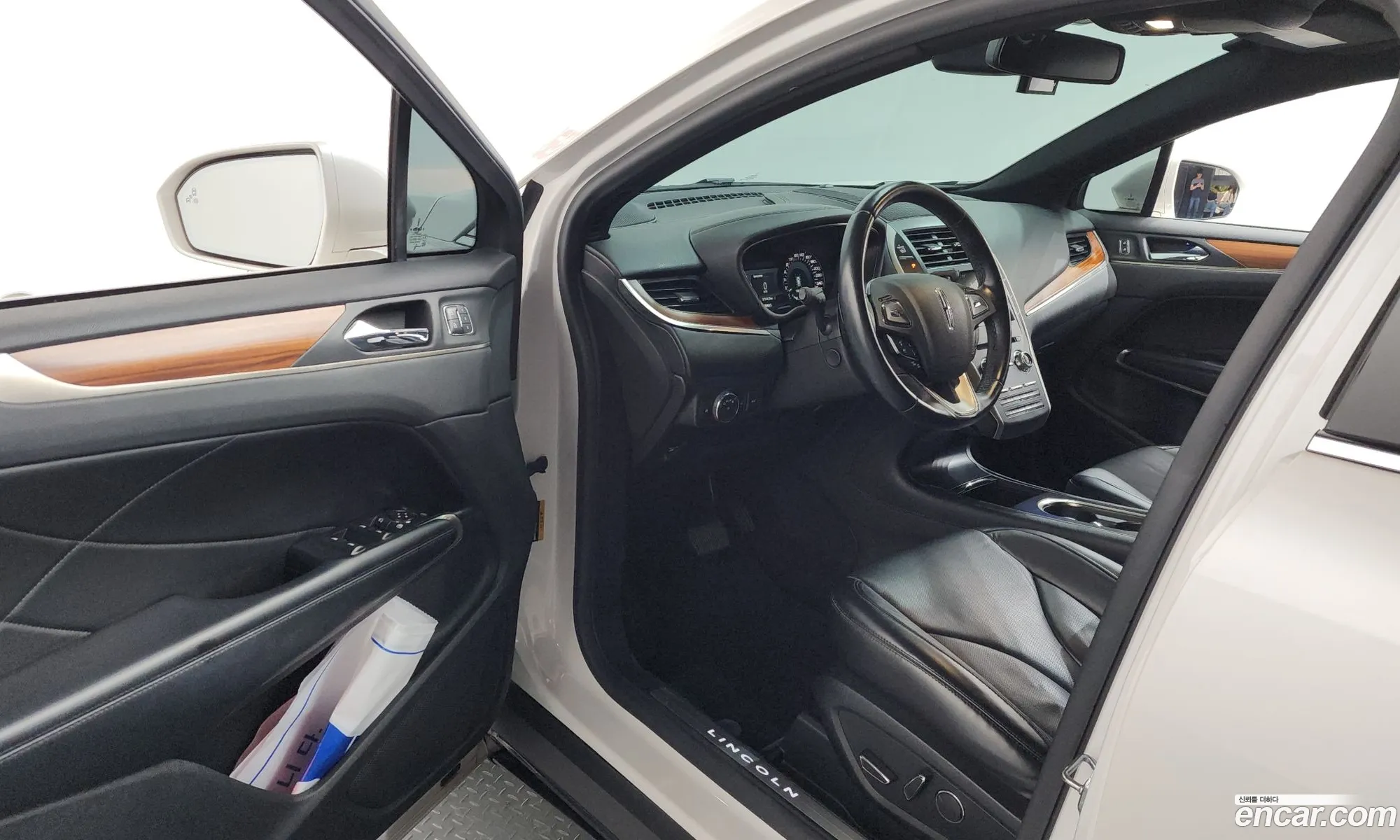 Lincoln MKC 2017 5LMCJ3D90HUL67708 — 8