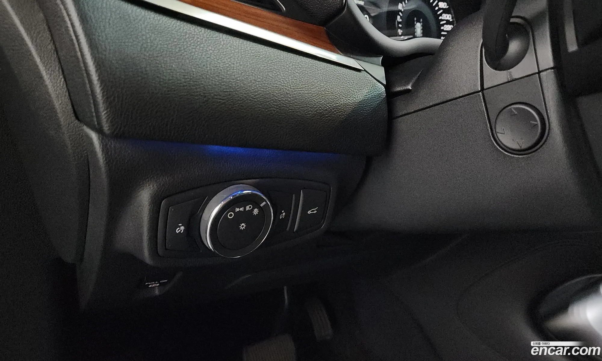 Lincoln MKC 2017 5LMCJ3D90HUL67708 — 4