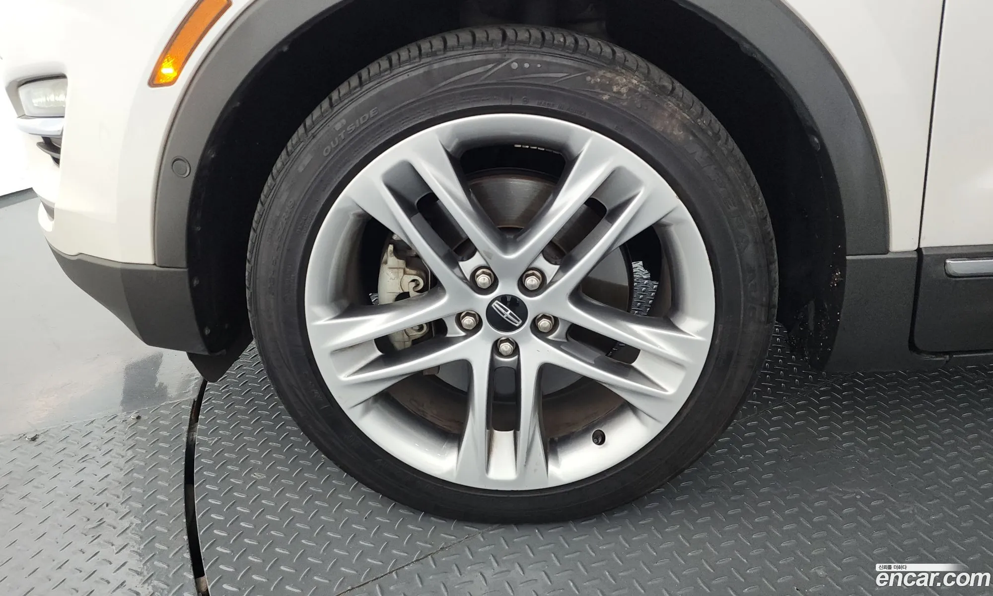 Lincoln MKC 2017 5LMCJ3D90HUL67708 — 24