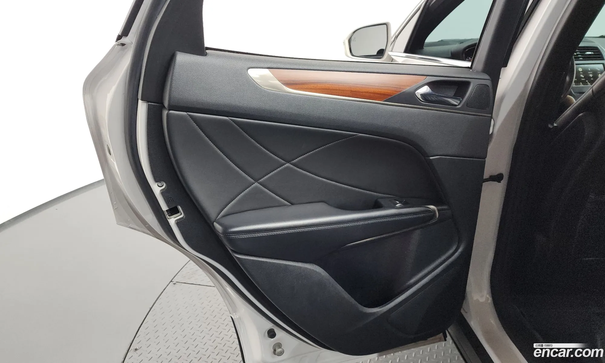 Lincoln MKC 2017 5LMCJ3D90HUL67708 — 30