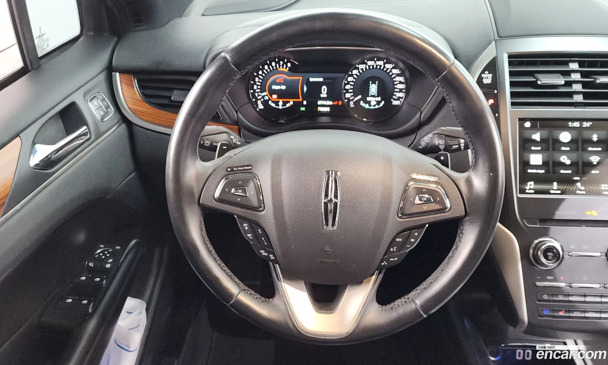 Lincoln MKC 2017 5LMCJ3D90HUL67708 — 3