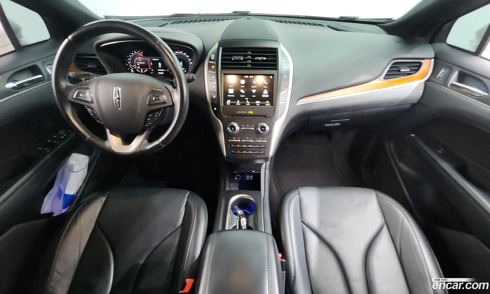 Lincoln MKC 2017 5LMCJ3D90HUL67708 — 18