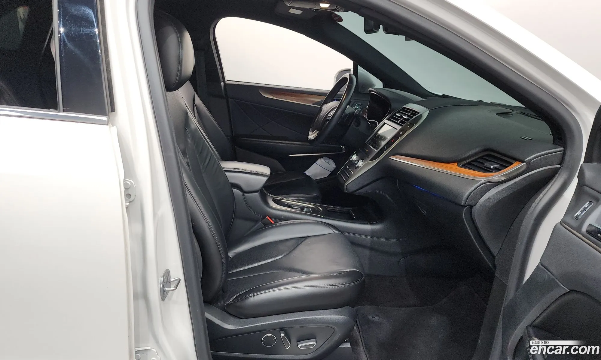 Lincoln MKC 2017 5LMCJ3D90HUL67708 — 28