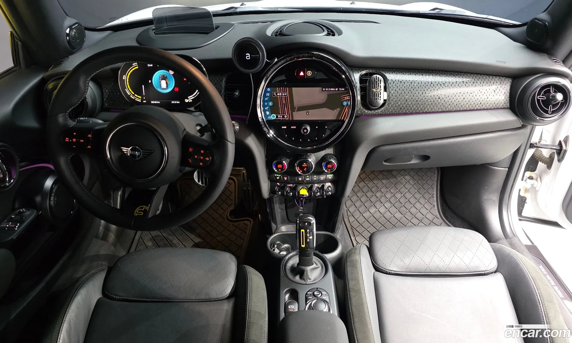 Mini Cooper Electric 2023 — 24
