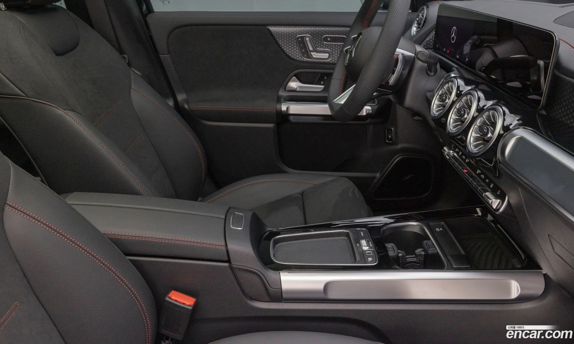 Mercedes-Benz EQB X243 2025 — 10