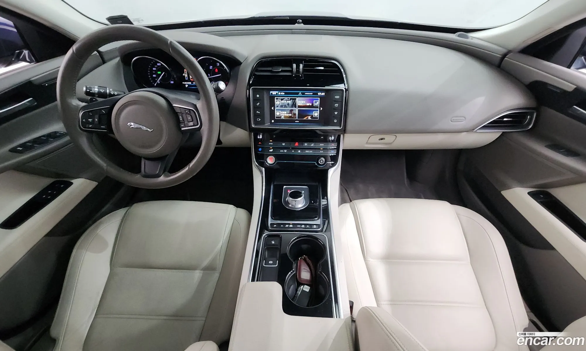 Jaguar XE 2015 — 14