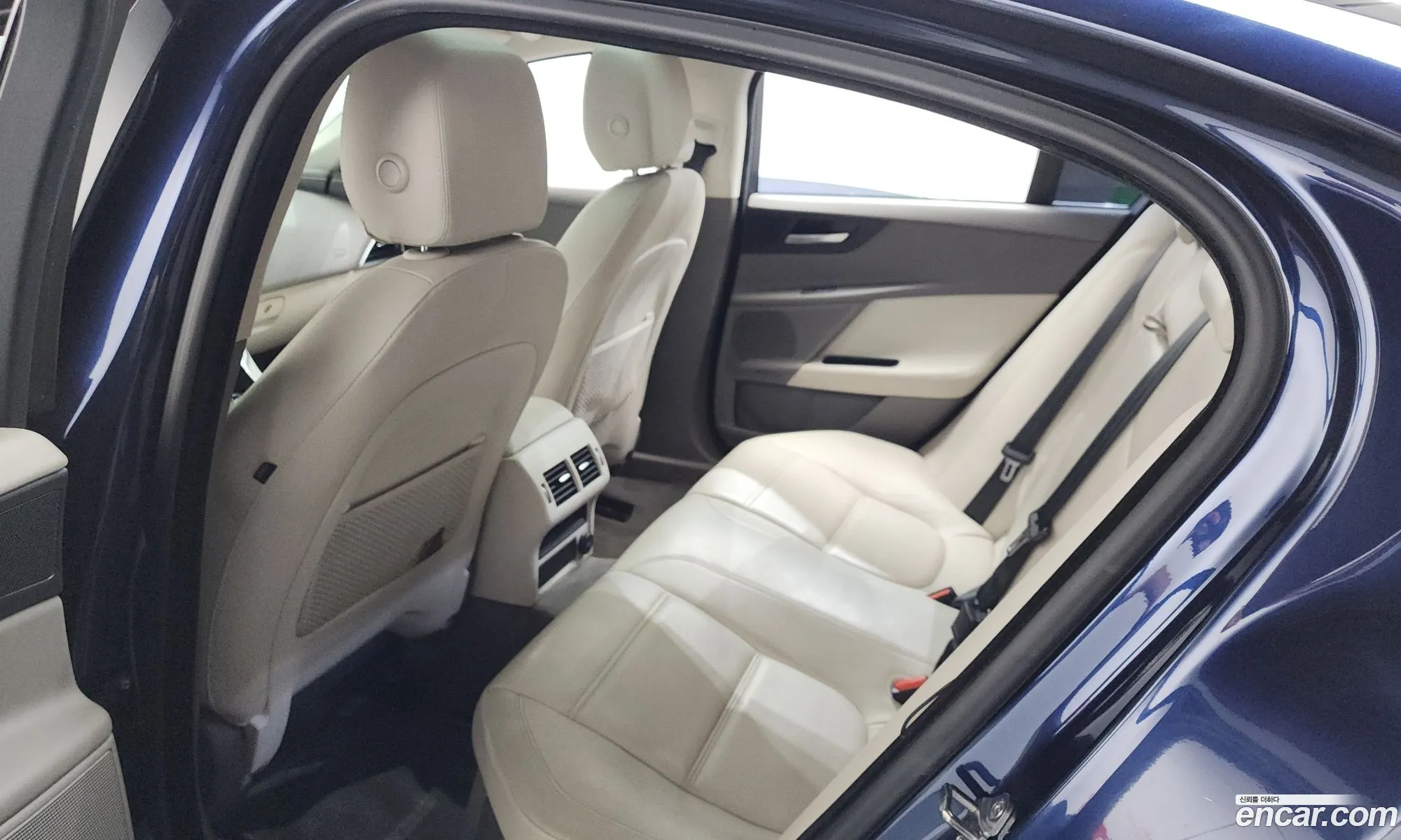 Jaguar XE 2015 — 10