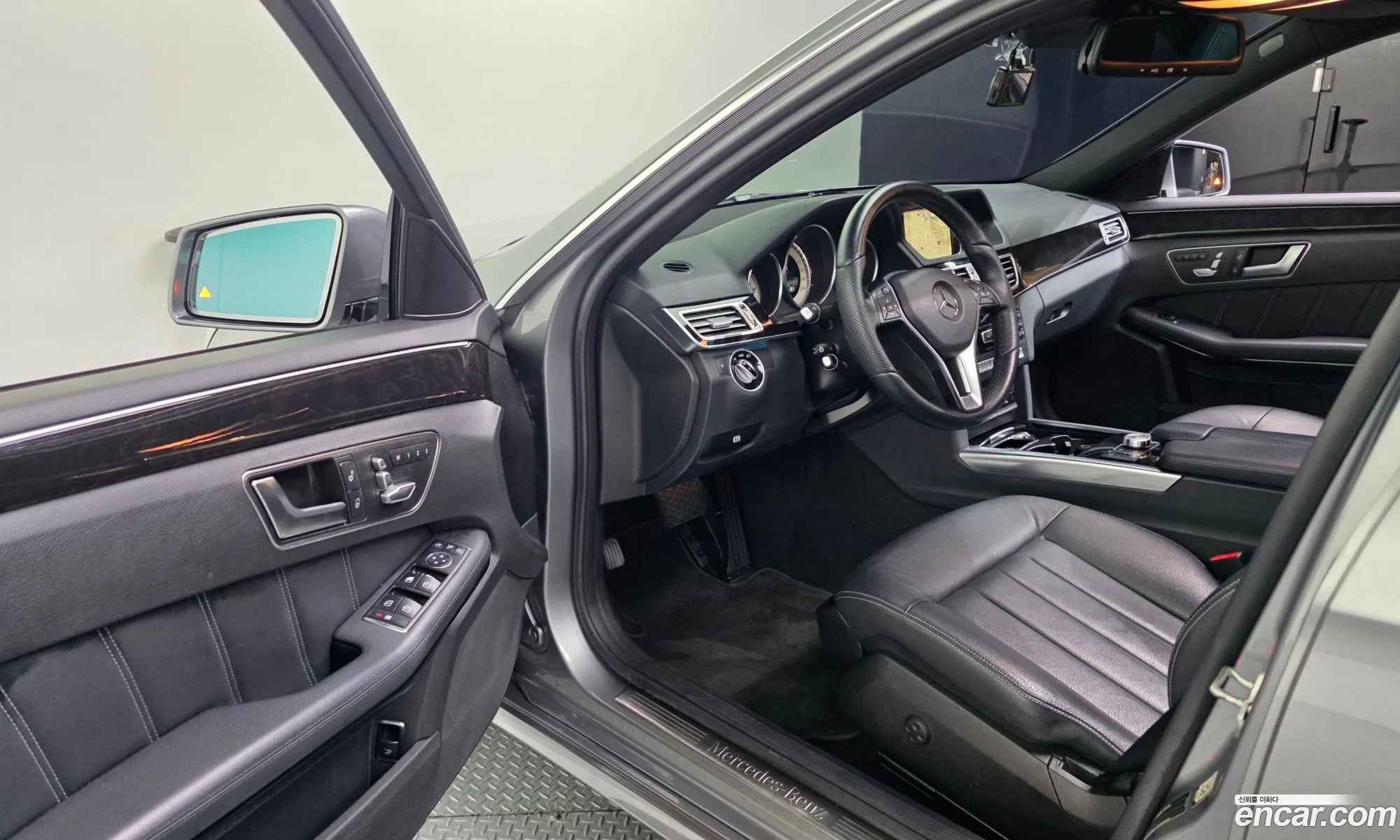 Mercedes-Benz E-Class W212 2014 WDDHF8CB3EB002226 — 12