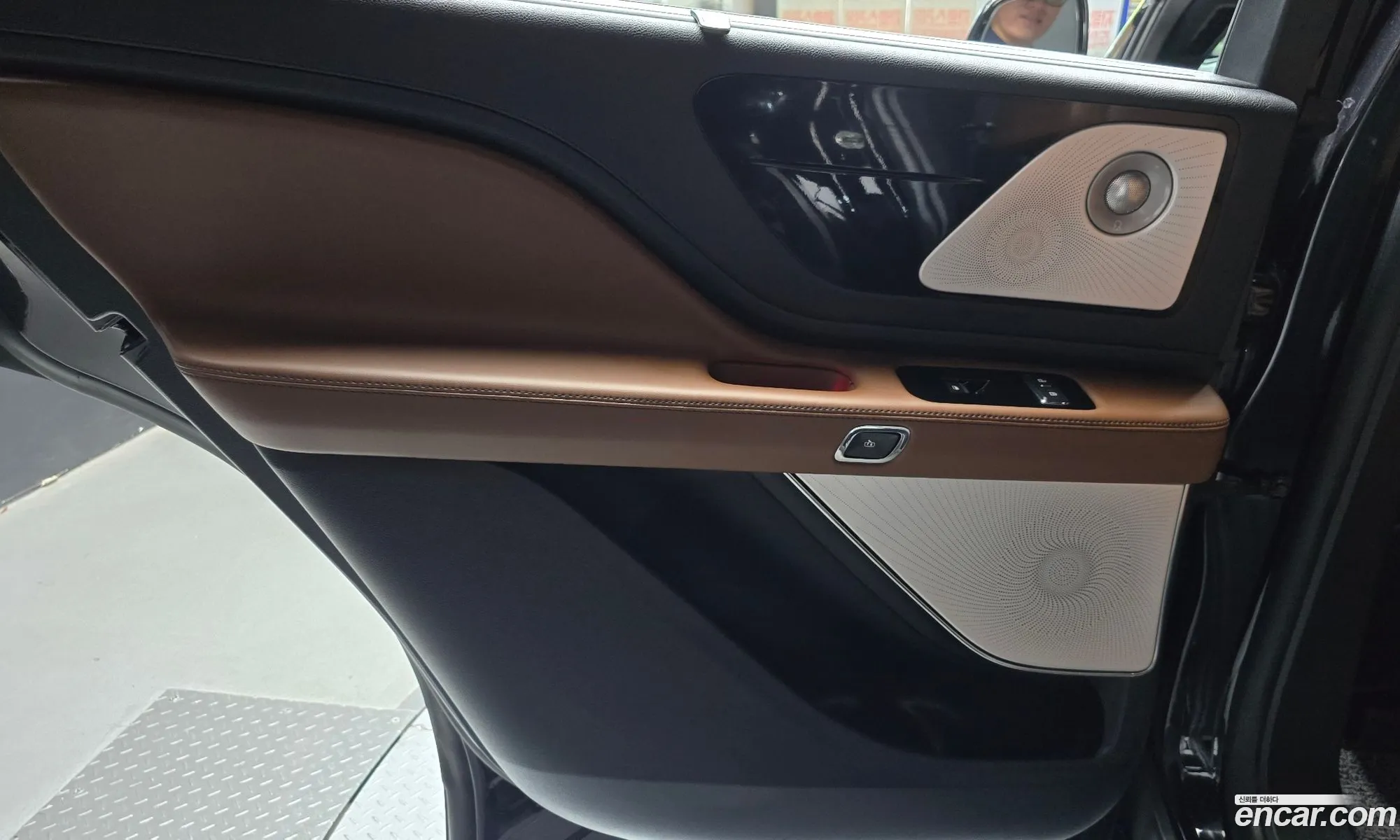 Lincoln Aviator 2022 5LM5J7XC1NGL16557 — 26